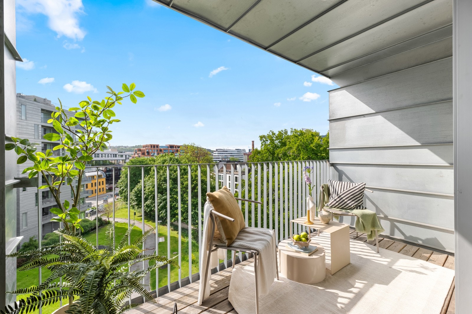 En lys og stilren 2-roms toppleilighet, sentralt beliggende på nedre Grünerløkka med Akerselva og Botanisk hage som nabo. Galleribilde