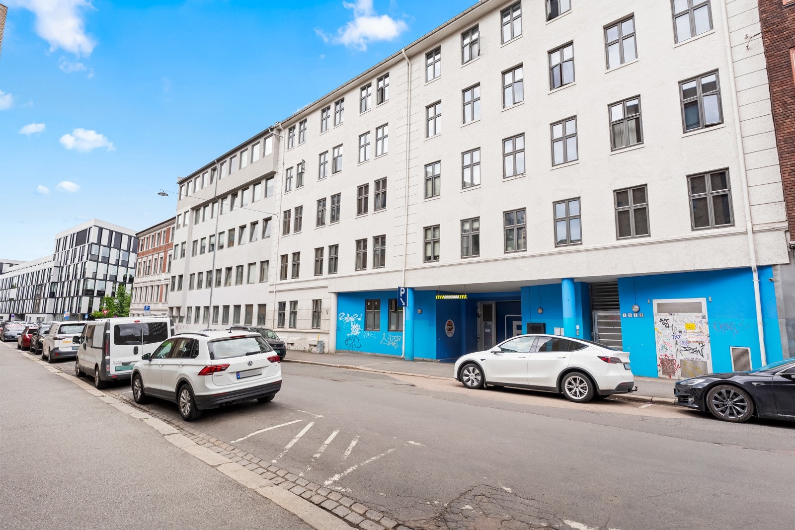 Mulighet for leie av parkeringsplass i garasjeanlegg tilknyttet Heimdalsgata 1. Her vil det være mulig og leie plass på korttid, langtid og MC-parkering. Tilgang til garasjeanlegget via kjelleren. Galleribilde