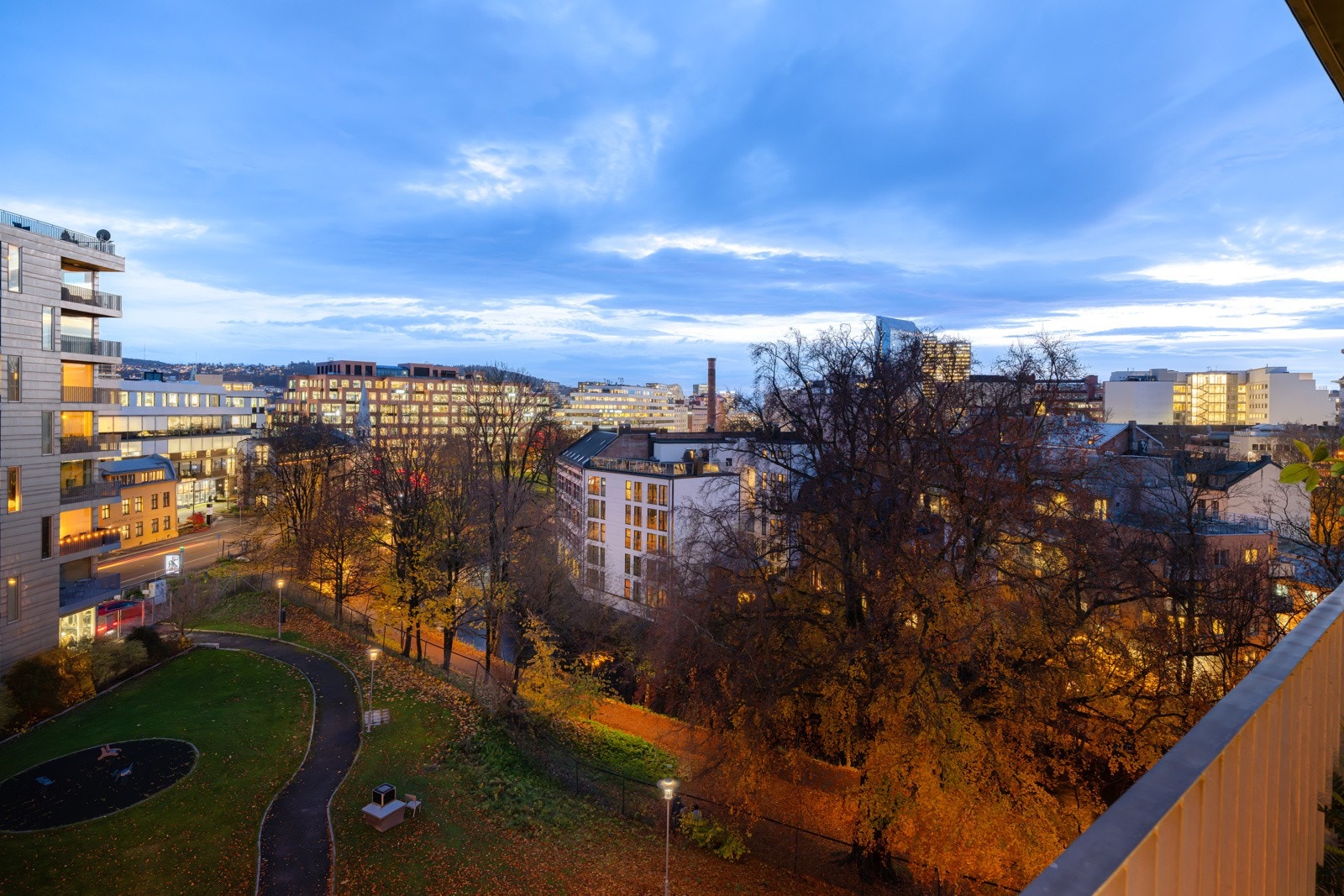 Utsikt fra balkongen på kveldstid. Galleribilde