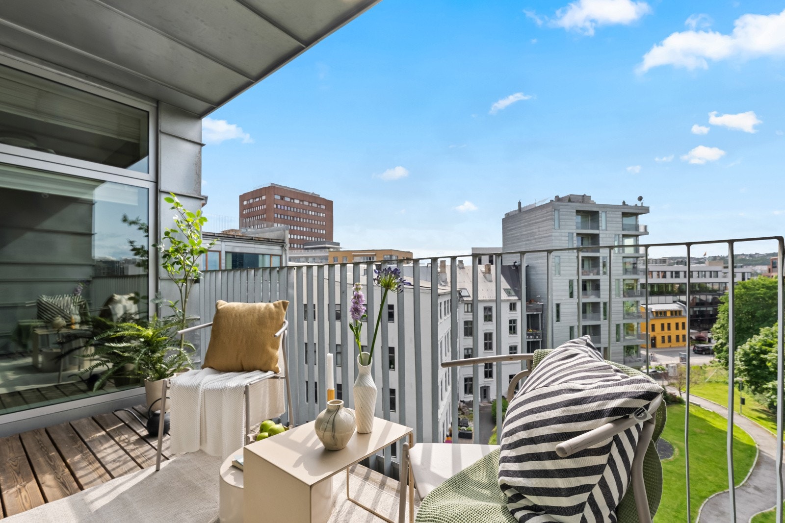 Her er det plass til sittegruppe, beplantning og lignende. Uteplassen er utstyrt med stikkontakt og lys. Galleribilde