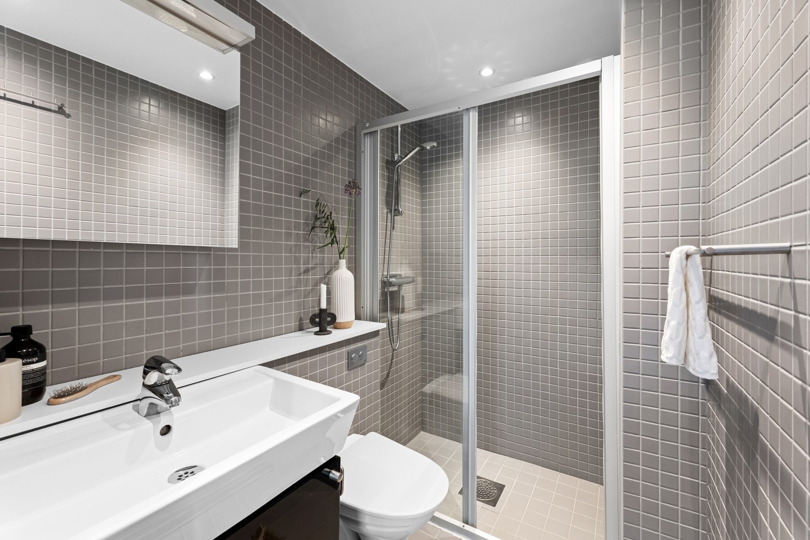 Delikat og flislagt baderom med gulvvarme. Galleribilde