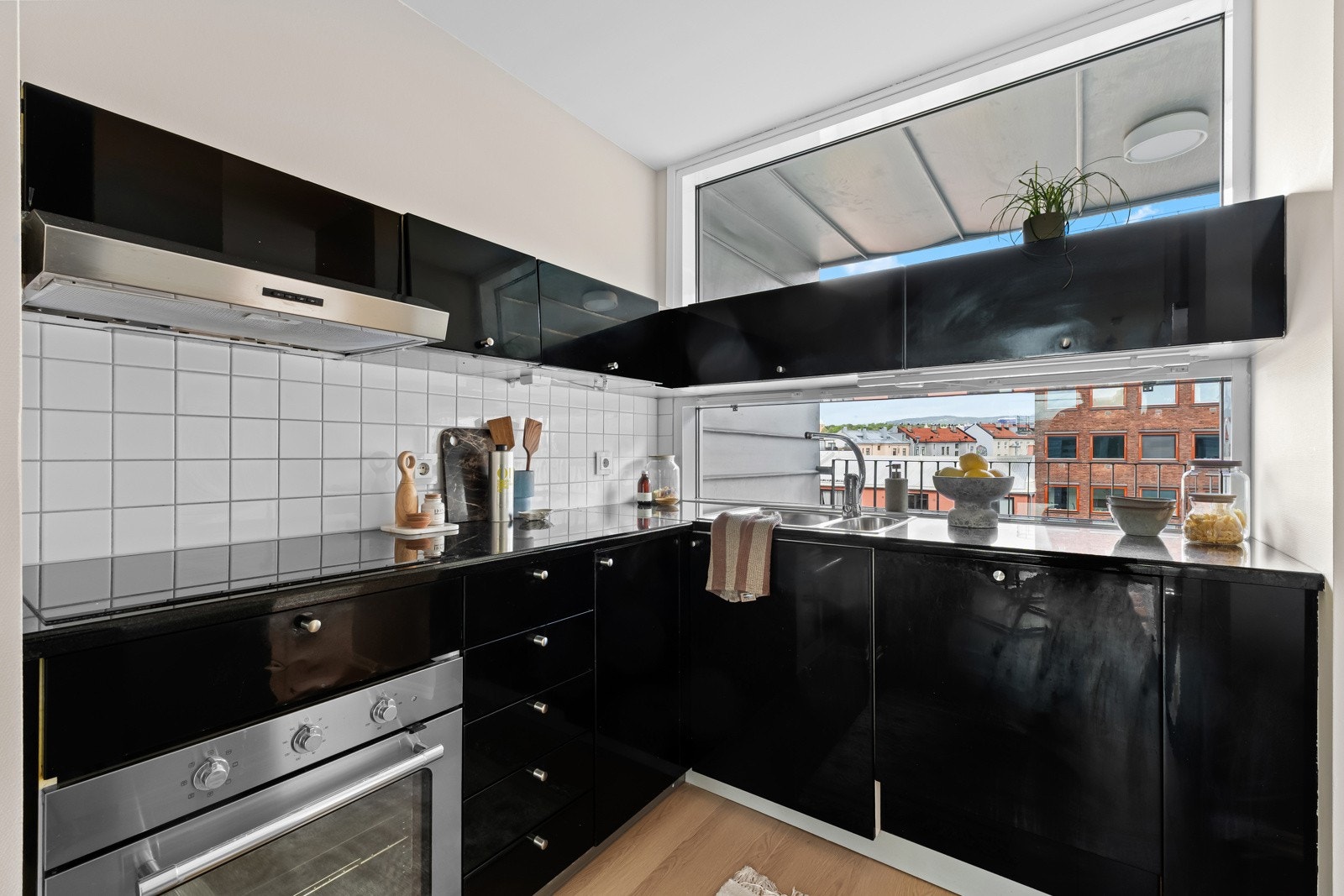 Kjøkkeninnredningen har mørke fronter, benkeplate i stein og oppvaskkum med 1-greps blandebatteriarmatur. Galleribilde