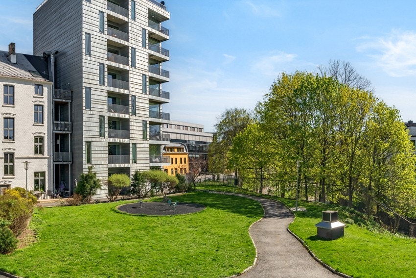 Felles bakgård. Galleribilde