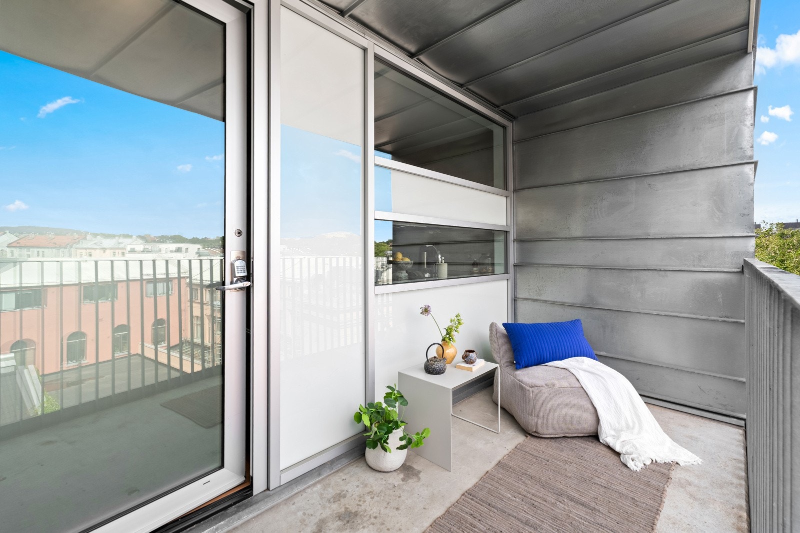 Hyggelig svalgang på 6 m² med plass til sittegruppe. Galleribilde