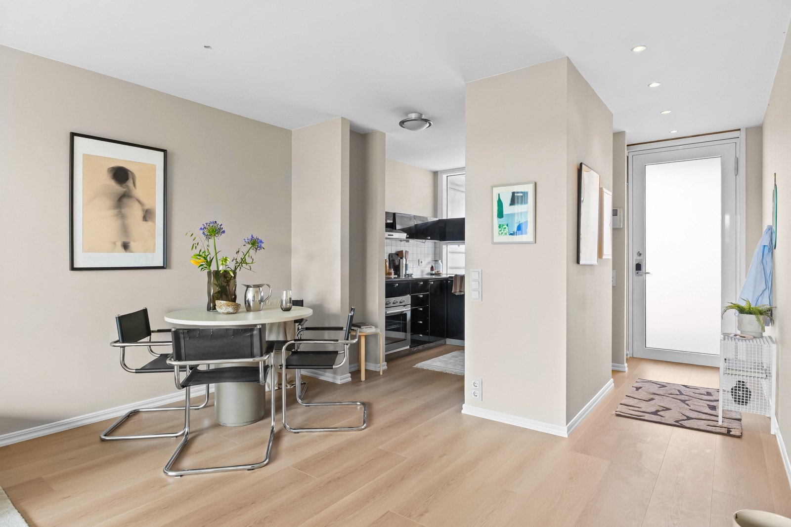 Leiligheten er vel gjennomført med lyse overflater malt i 2025, og pent laminatgulv fra 2025. Galleribilde