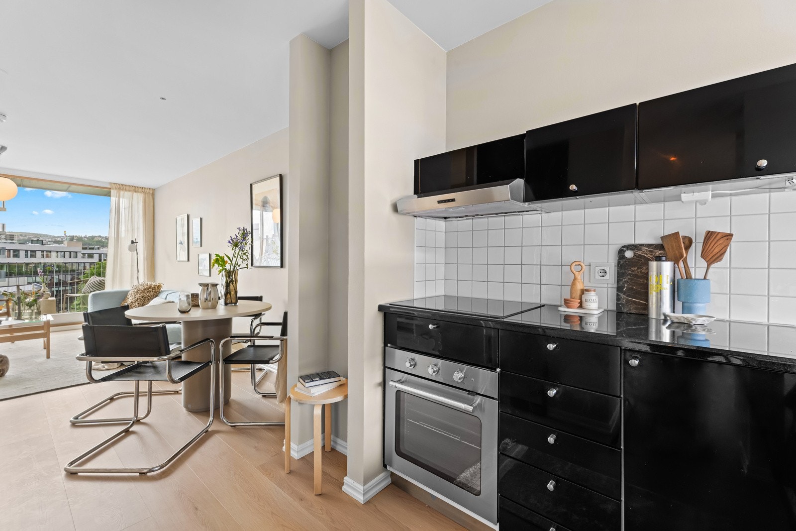 Hvitevarer bestående av kjøl/frys, oppvaskmaskin og komfyr som medfølger handelen. Galleribilde