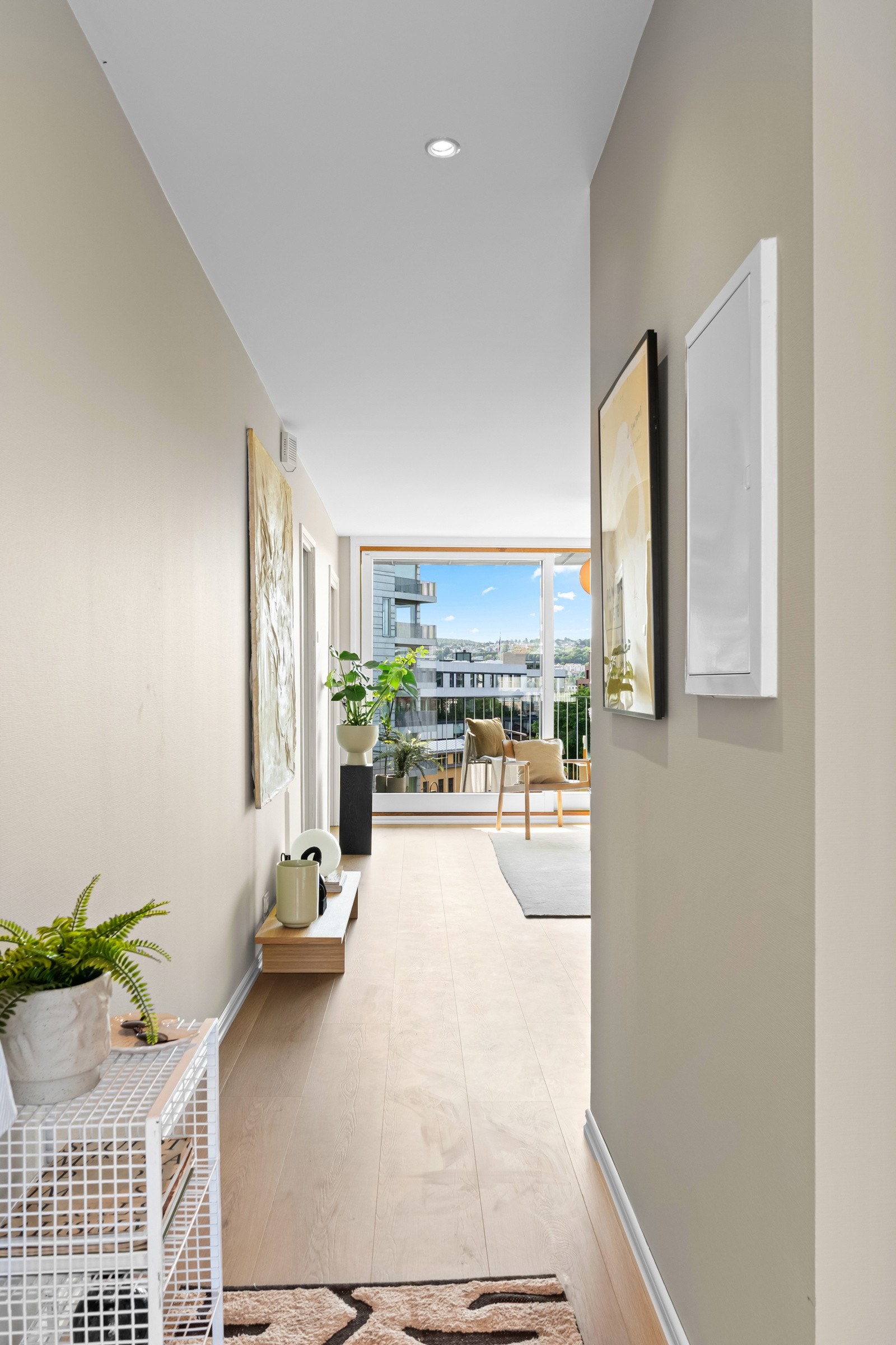 Innbydende entré som gir et godt førsteinntrykk av leiligheten. Galleribilde