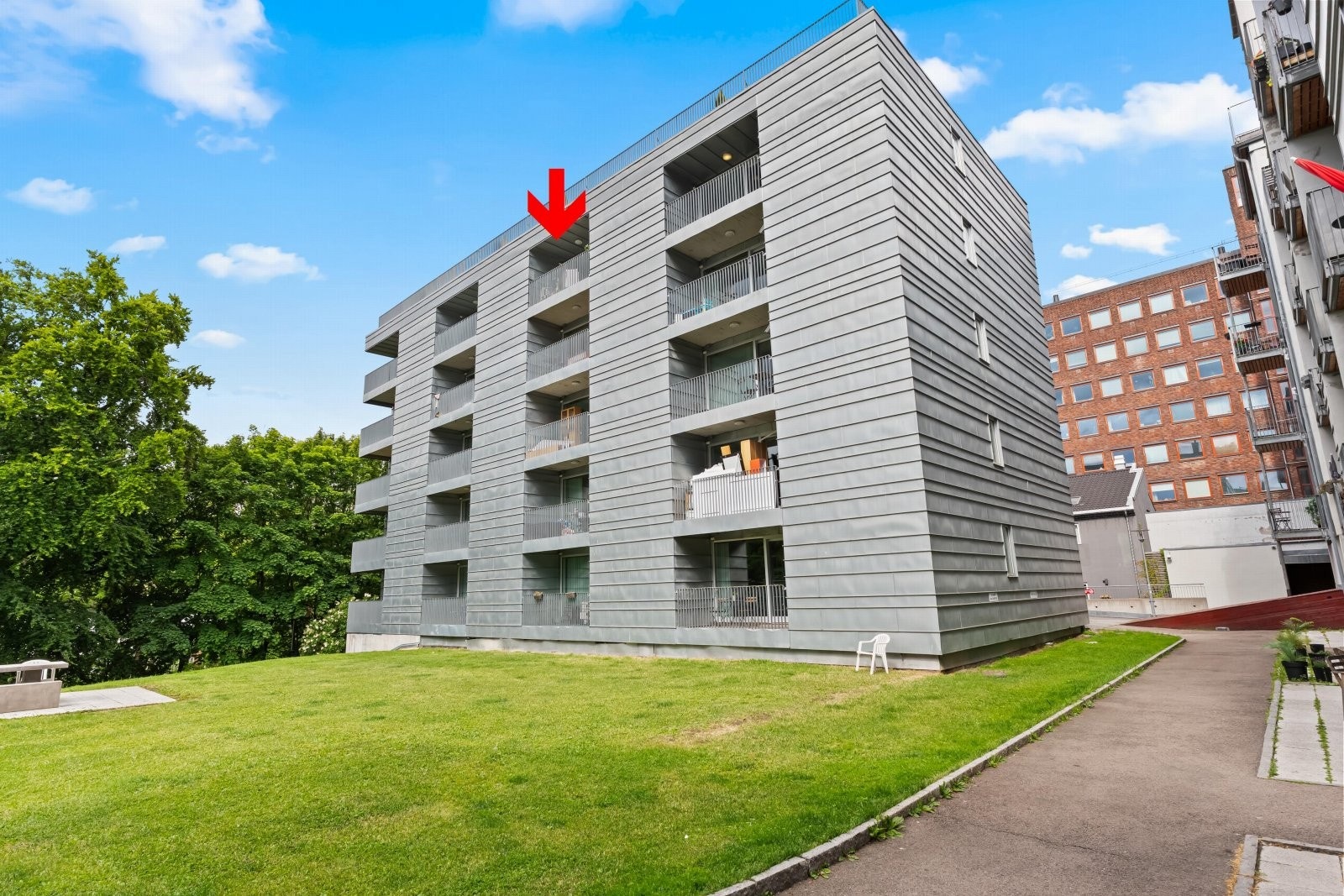 Det er i tillegg en pent opparbeidet bakgård/"hage", helt skjermet for trafikk. Galleribilde