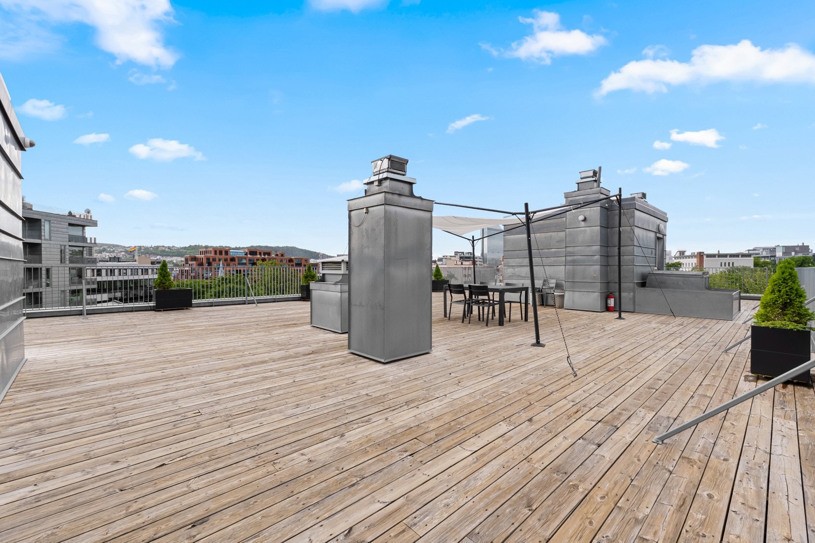 Beboerne har tilgang til en hyggelig takterrasse på toppen av bygården. Galleribilde