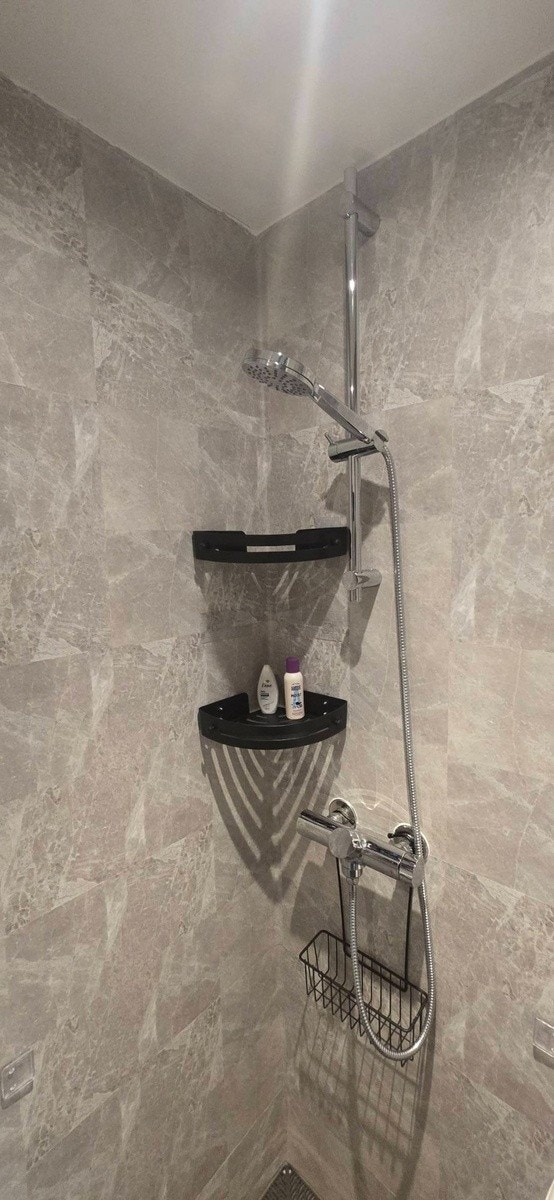 Moderne bad med walk-in dusj og stilrene detaljer. Galleribilde