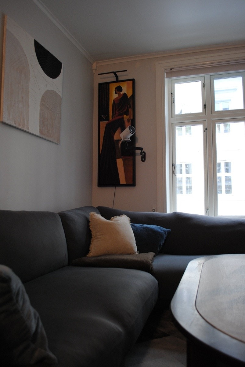 Stue med komfortabel sofa og gjennomført interiør. Galleribilde