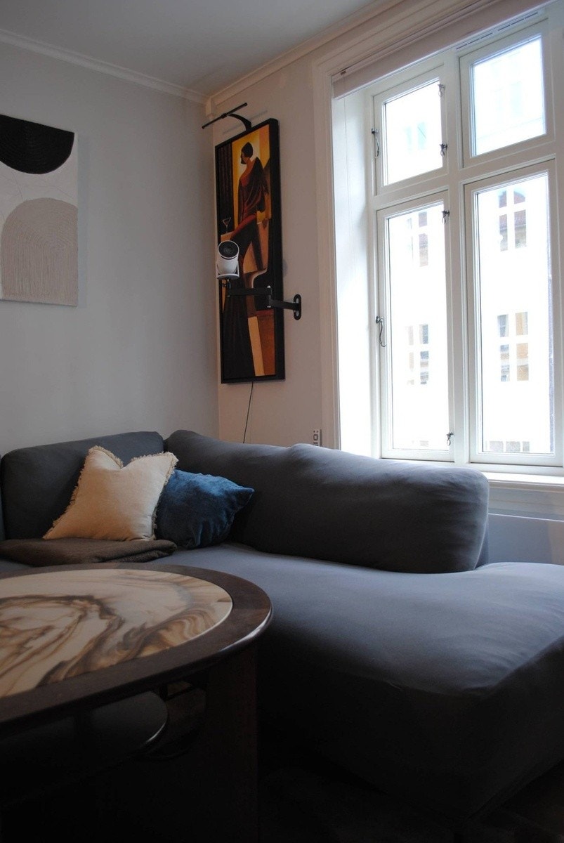 Moderne og stilrent interiør med gjennomgående materialvalg. Galleribilde