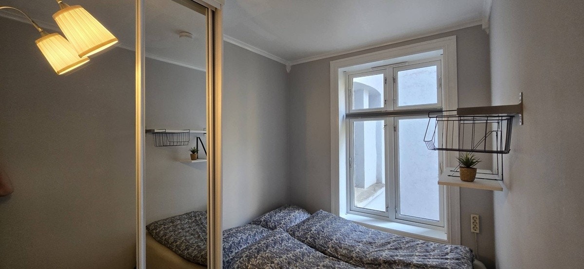 Soverom med komfortabel dobbeltseng og garderobeløsning. Galleribilde