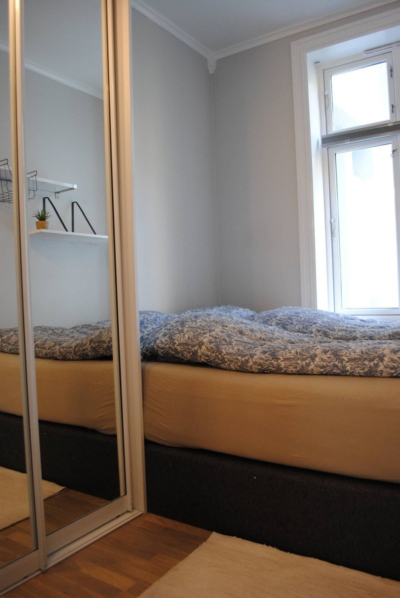 Soverom med naturlig lys og rolig atmosfære. Galleribilde