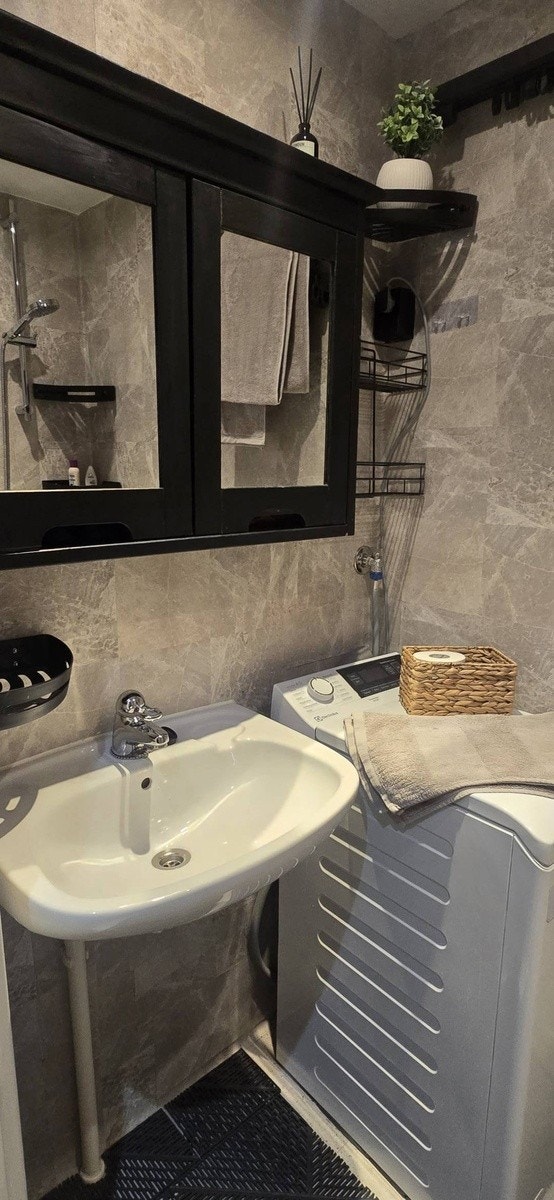 Detaljbilde av moderne baderomsinnredning. Galleribilde