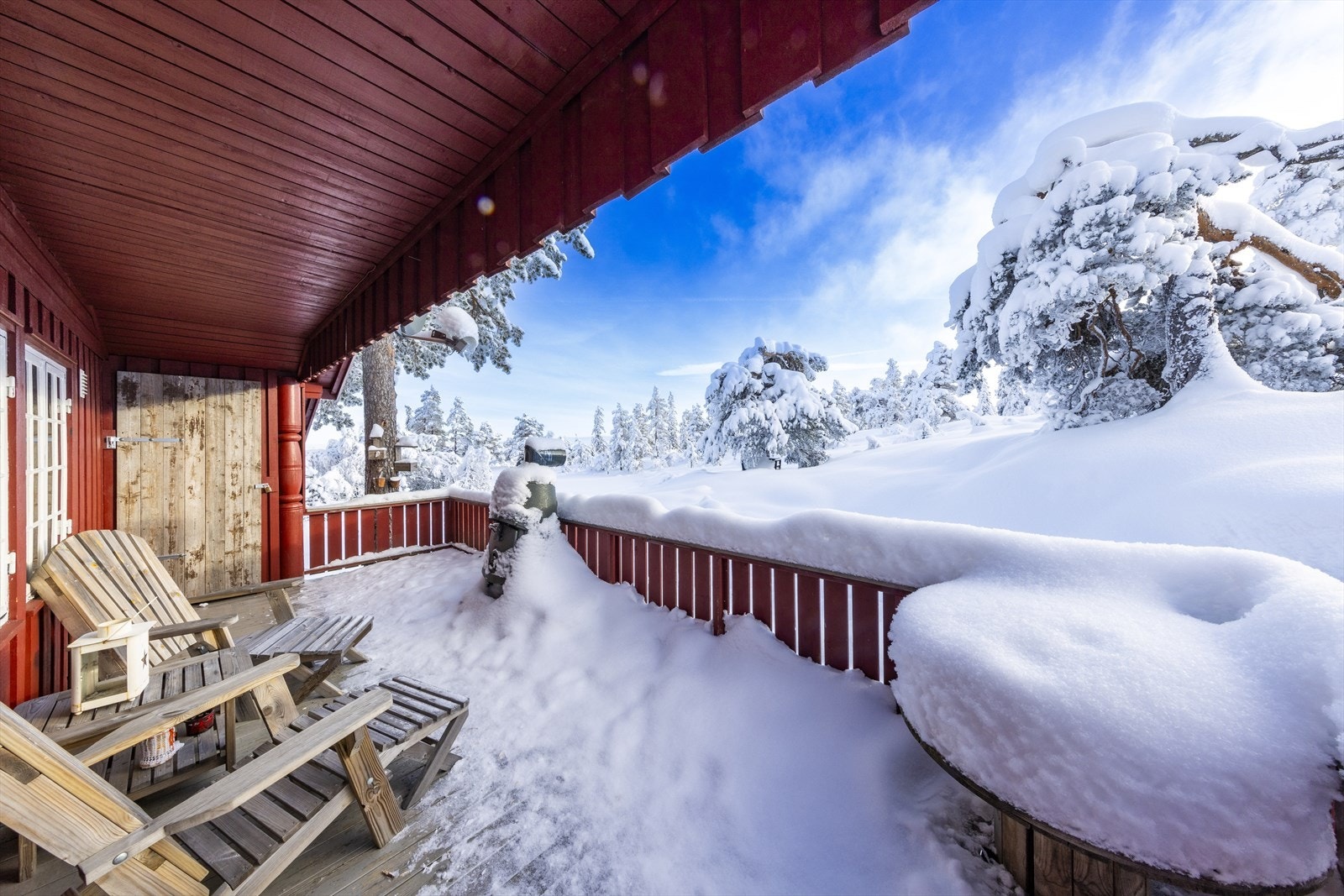 Terrassen utenfor hytta er dels takoverbygd, og gir god skjerming mot vær og vind. Helt usjenert, med et samlet areal på rundt 25 kvm. Galleribilde