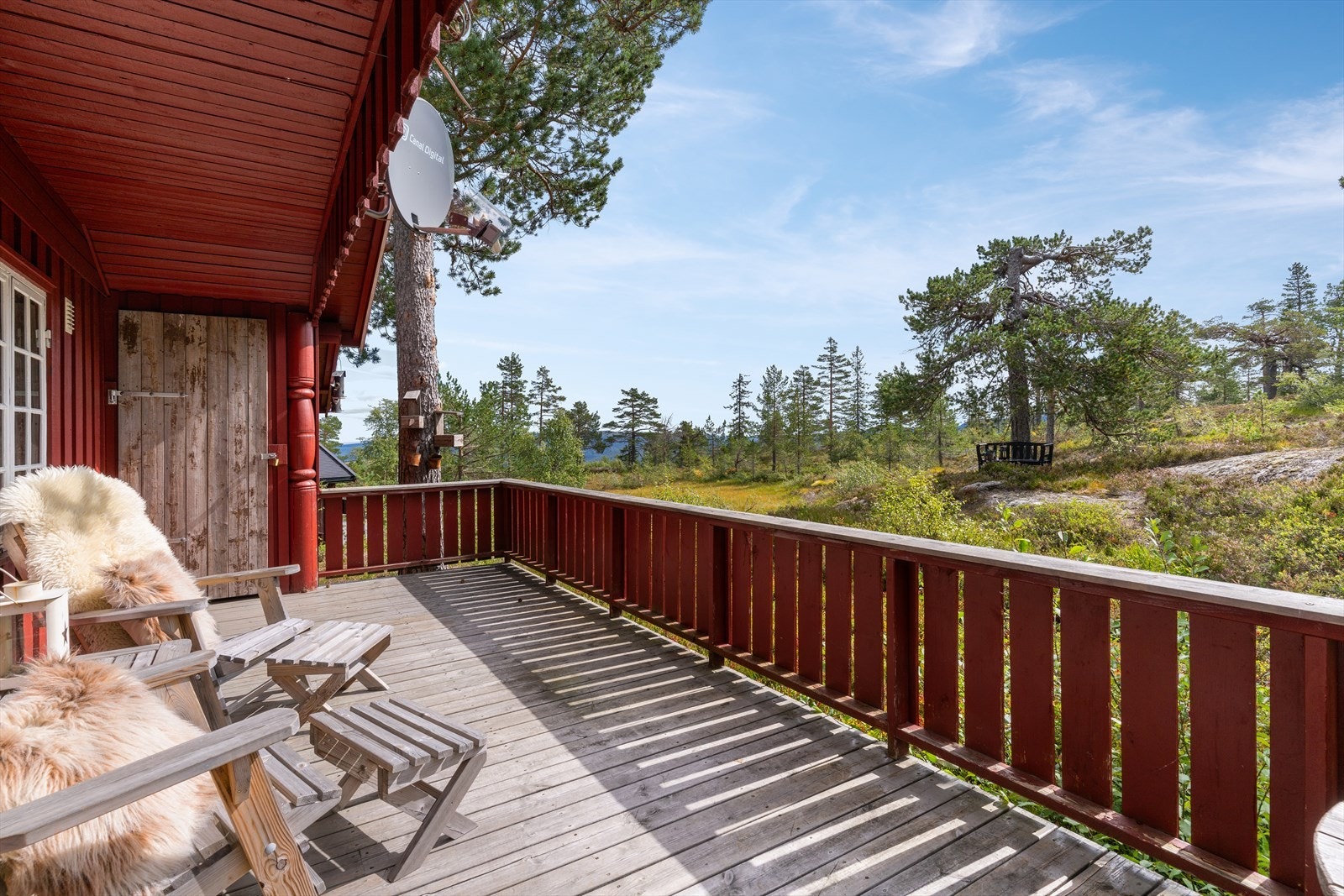 Terrassen ligger sydvestvendt, med god plass til soling, grilling, og annen lek og moro. Galleribilde