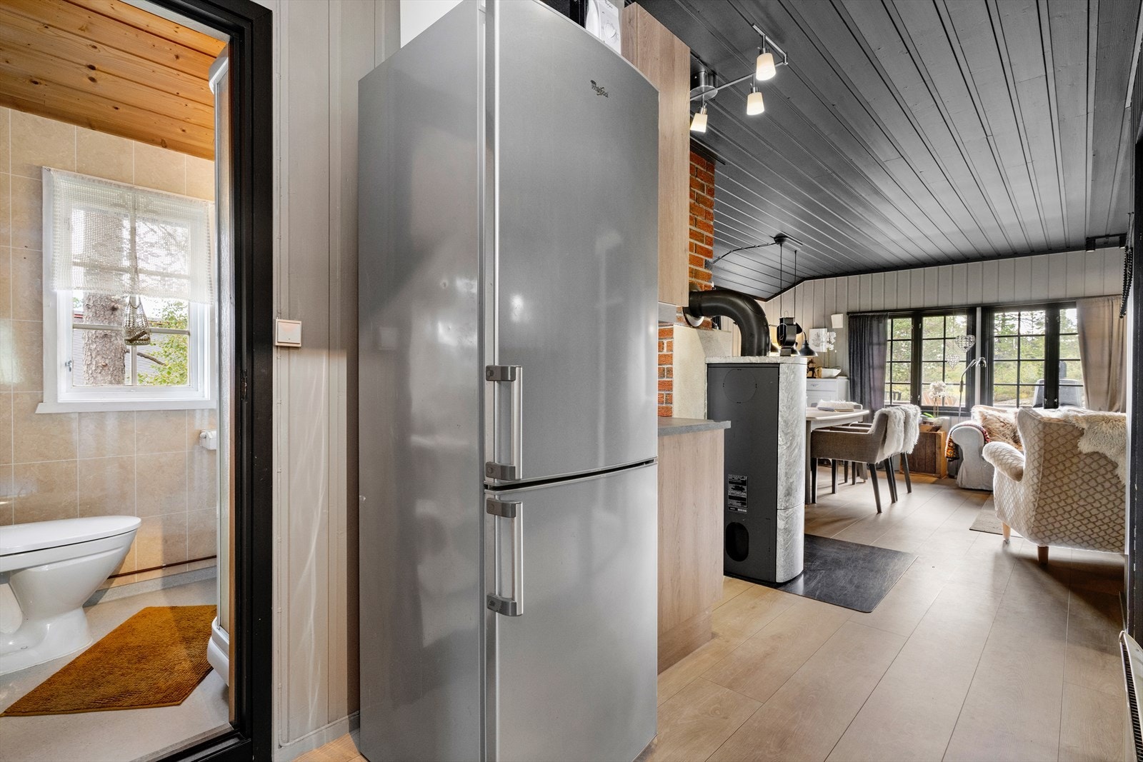 Det er frittstående kjøl/fryseskap i gangen mot badet. Galleribilde