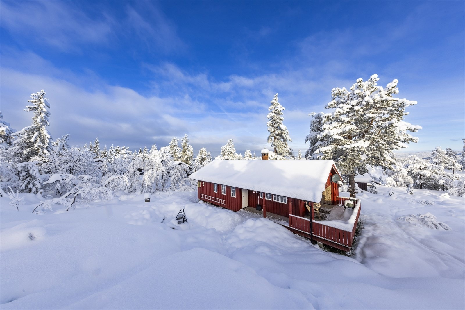 Adkomstpartiet er hyggelig og skjermet, med en solrik uteplass og mulighet for benkegruppe rundt ei hyggelig bålpanne. Galleribilde