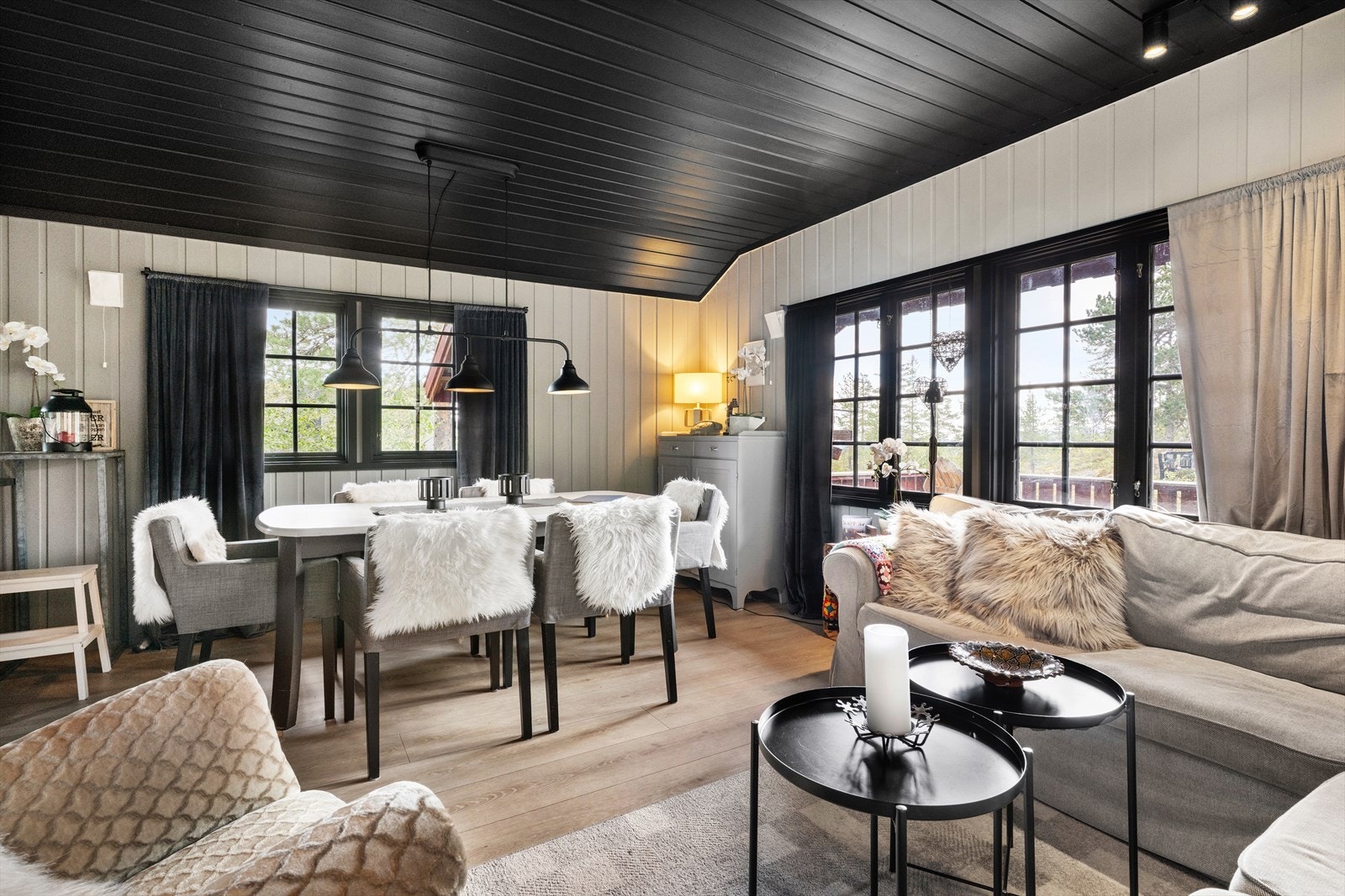 Delikat stue med plass til spisebord hvor familien kan samles. Galleribilde