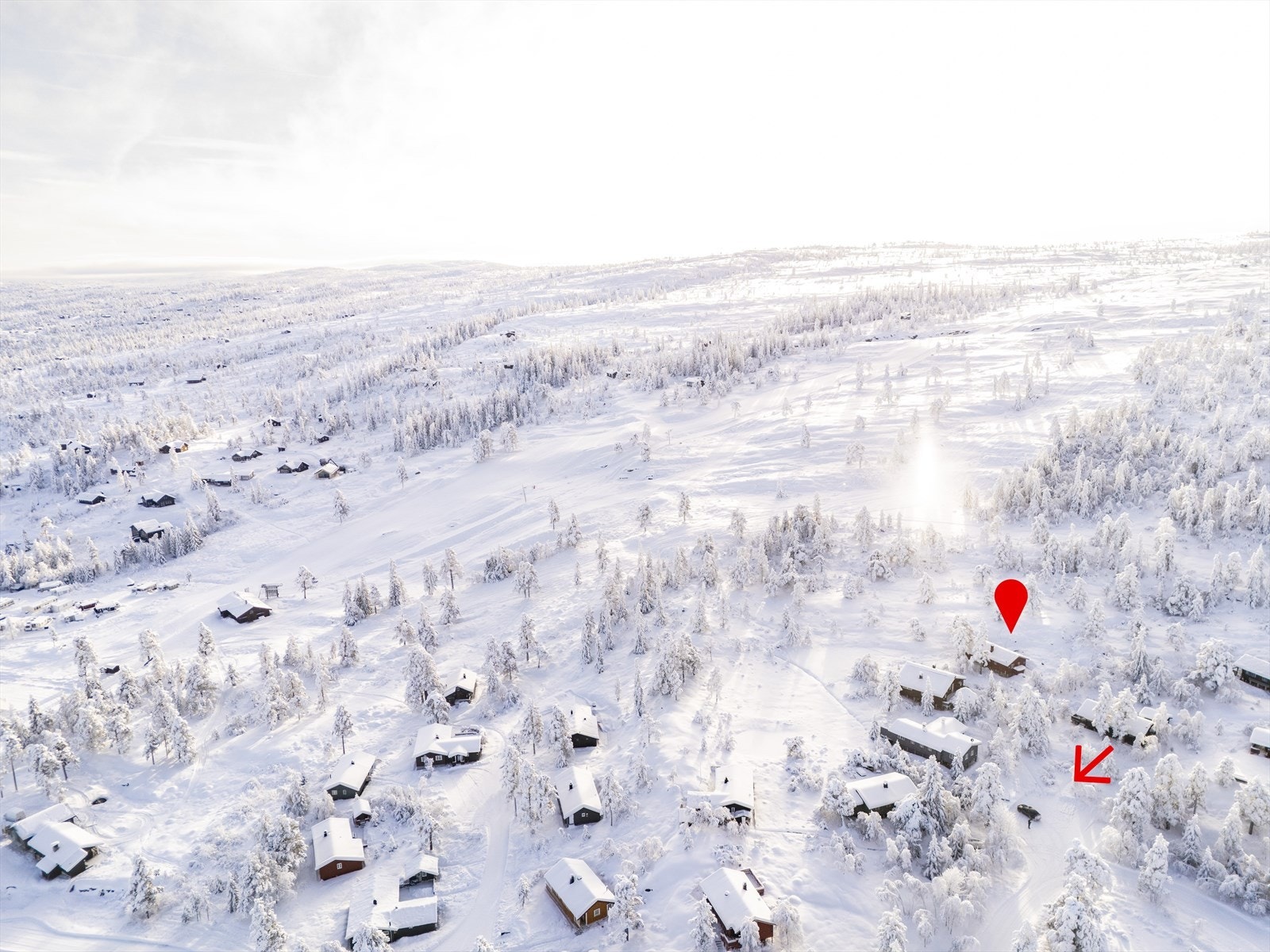 Hytta har parkeringsplass ved avmerket pil, og deler felles gangsti bort til hytta. Denne er godt gruset opp og sikrer enkel adkomst. Galleribilde