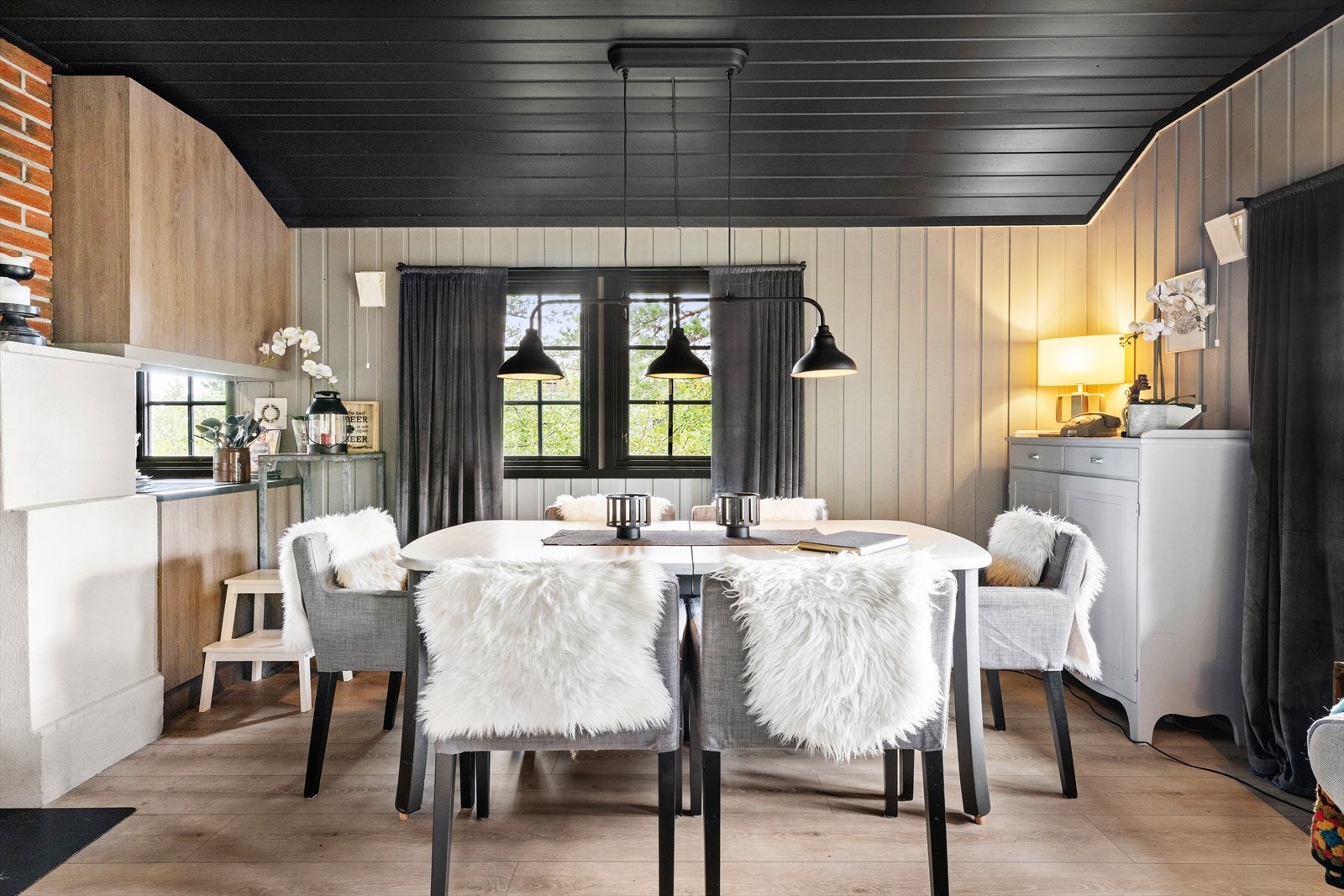 Mot kjøkkenet er det en halvåpen planløsning med åpning mot kjøkkenbenk, til høyre for pipa. Galleribilde