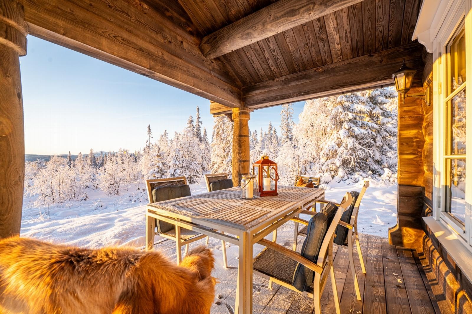 Vestvendt terrasse mot kveldssola Galleribilde