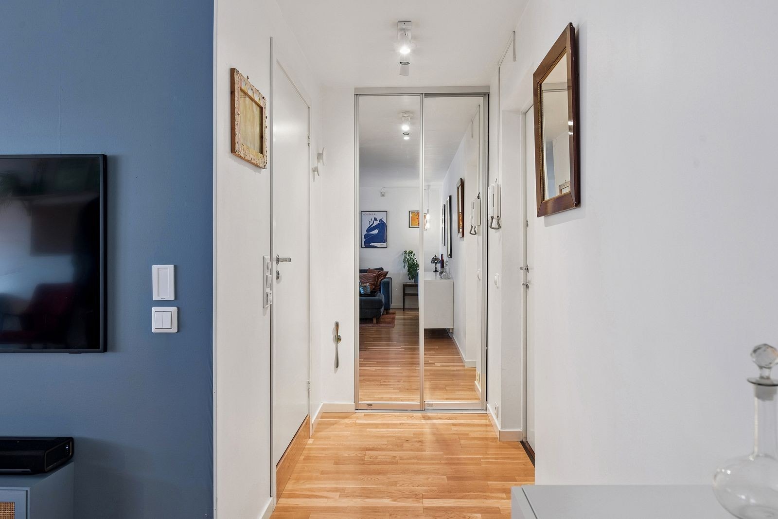 Romslig entré, gode oppbevaringsmuligheter Galleribilde