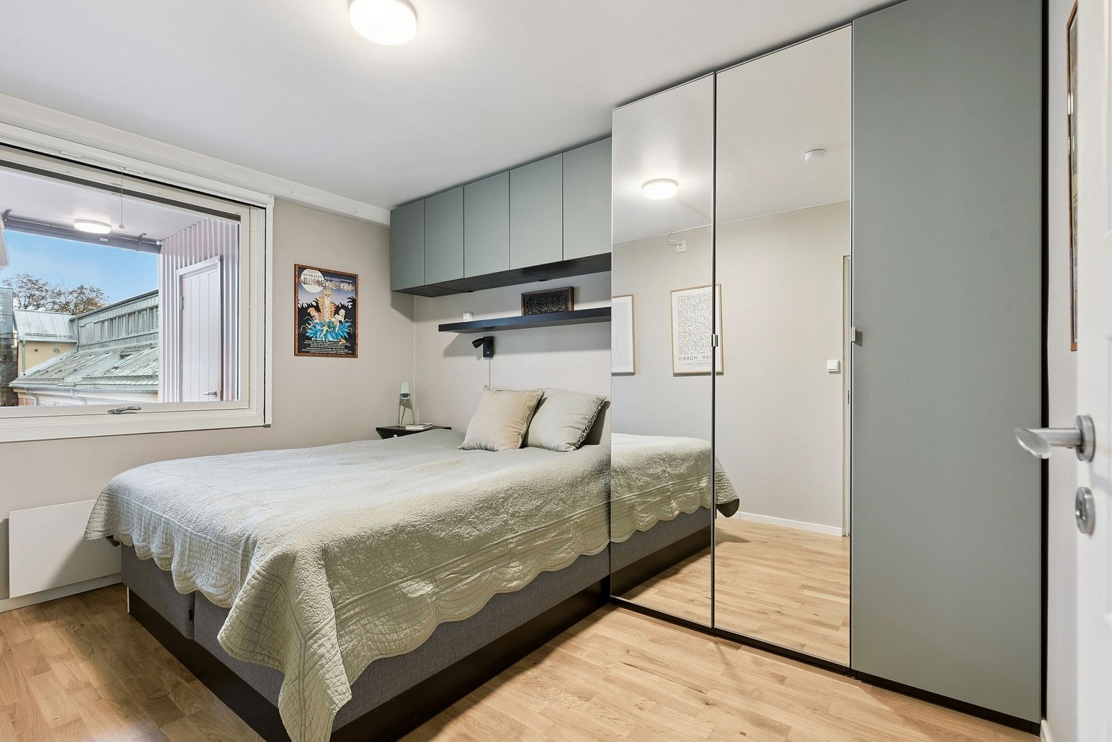 Soverom med god oppbevaringsplass Galleribilde