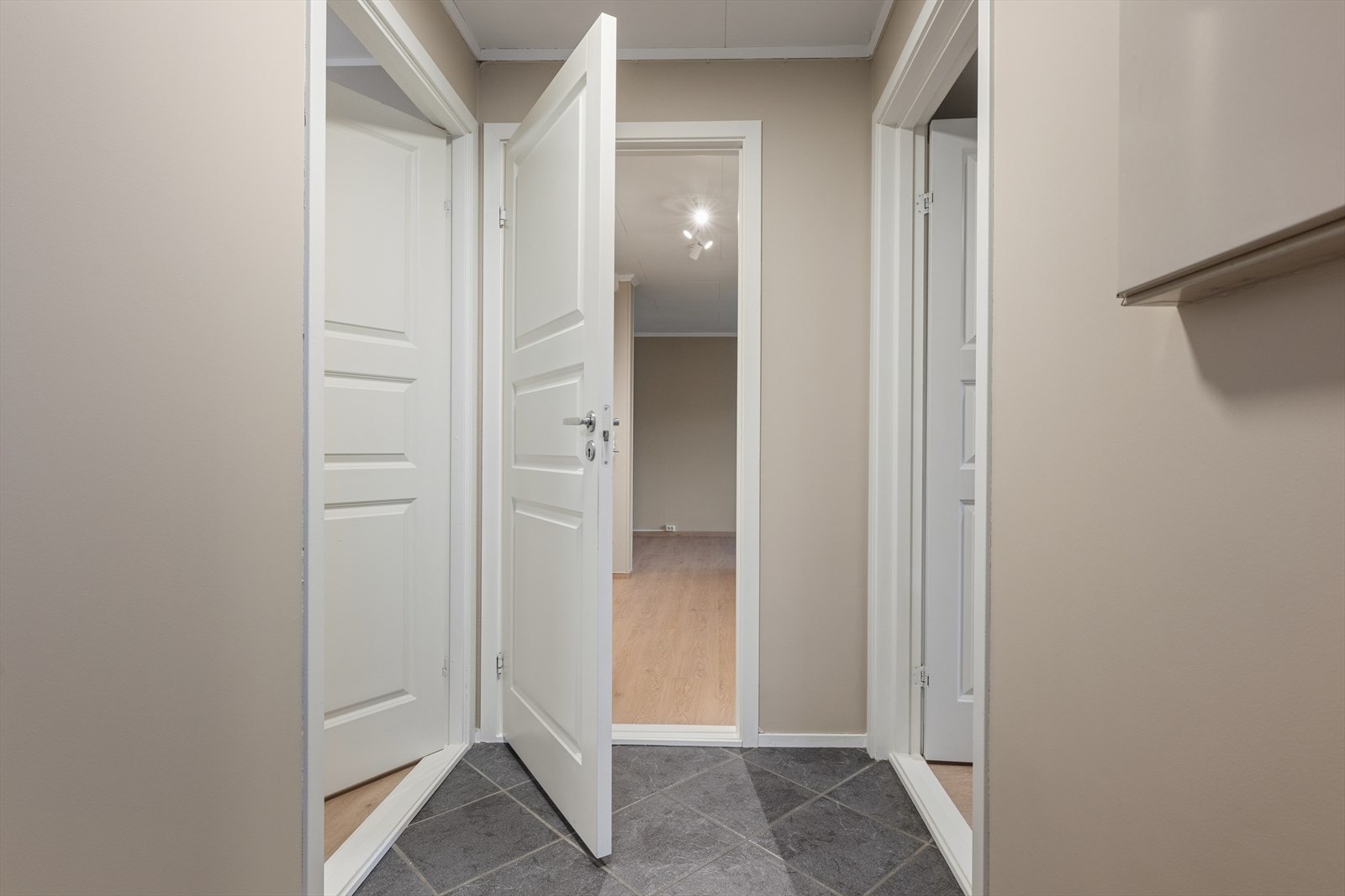 Leiligheten disponerer en praktisk sportsbod på 2 m² ved inngangspartiet. Galleribilde