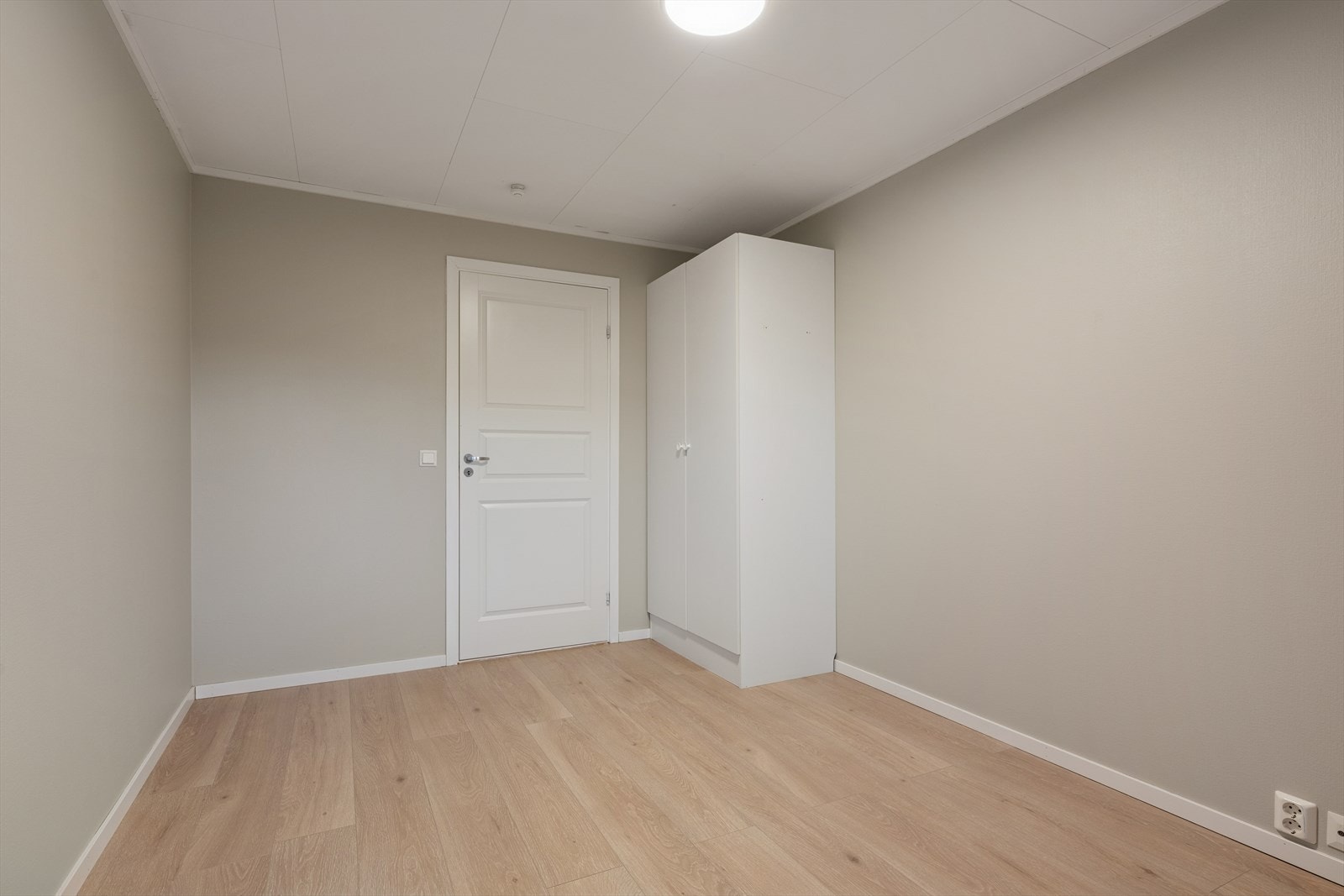 Innvendige dører er malte fyllingsdører som passer til boligens stil. Galleribilde