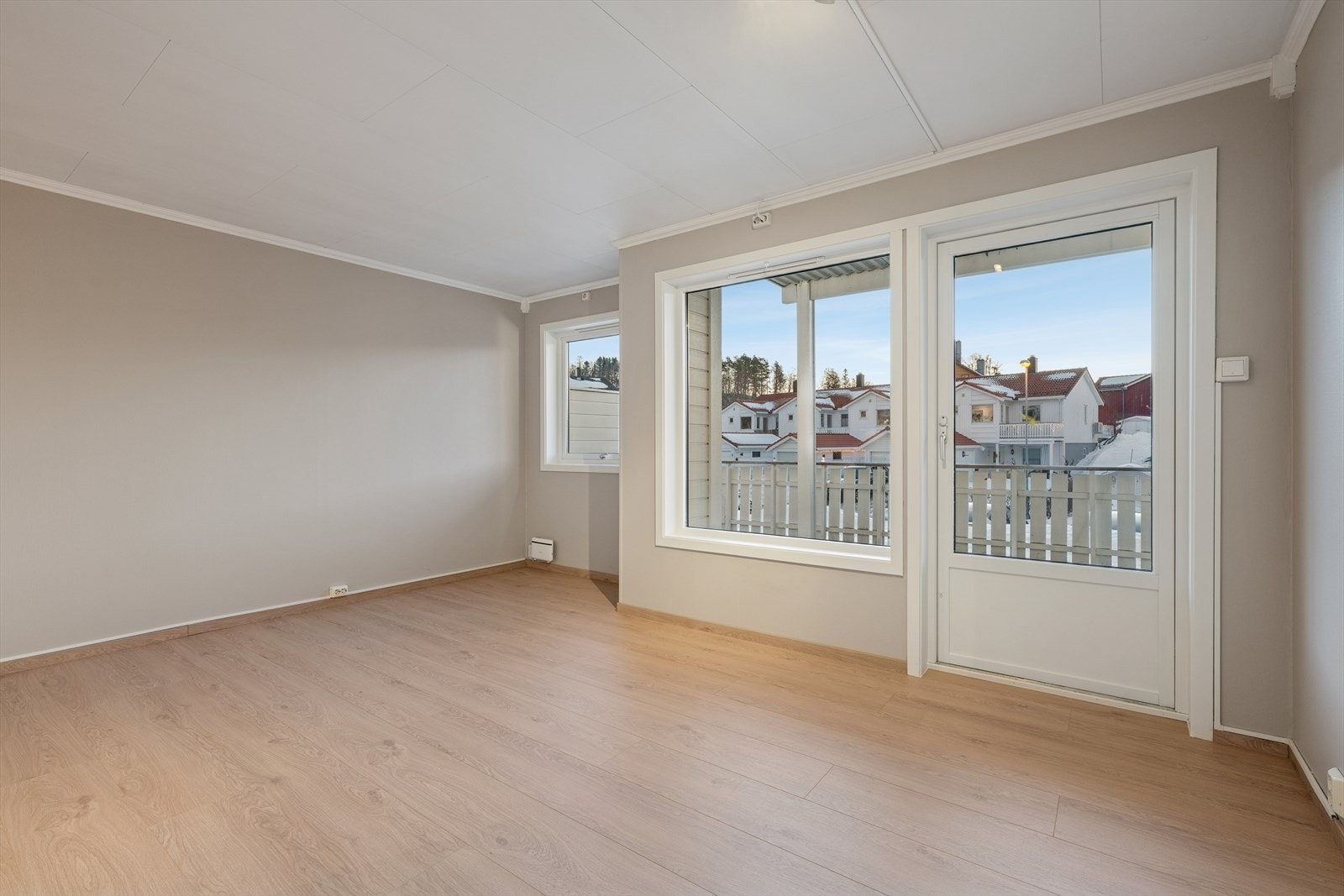 Store vindusflater og utgang til terrassen gir rikelig med dagslys. Galleribilde