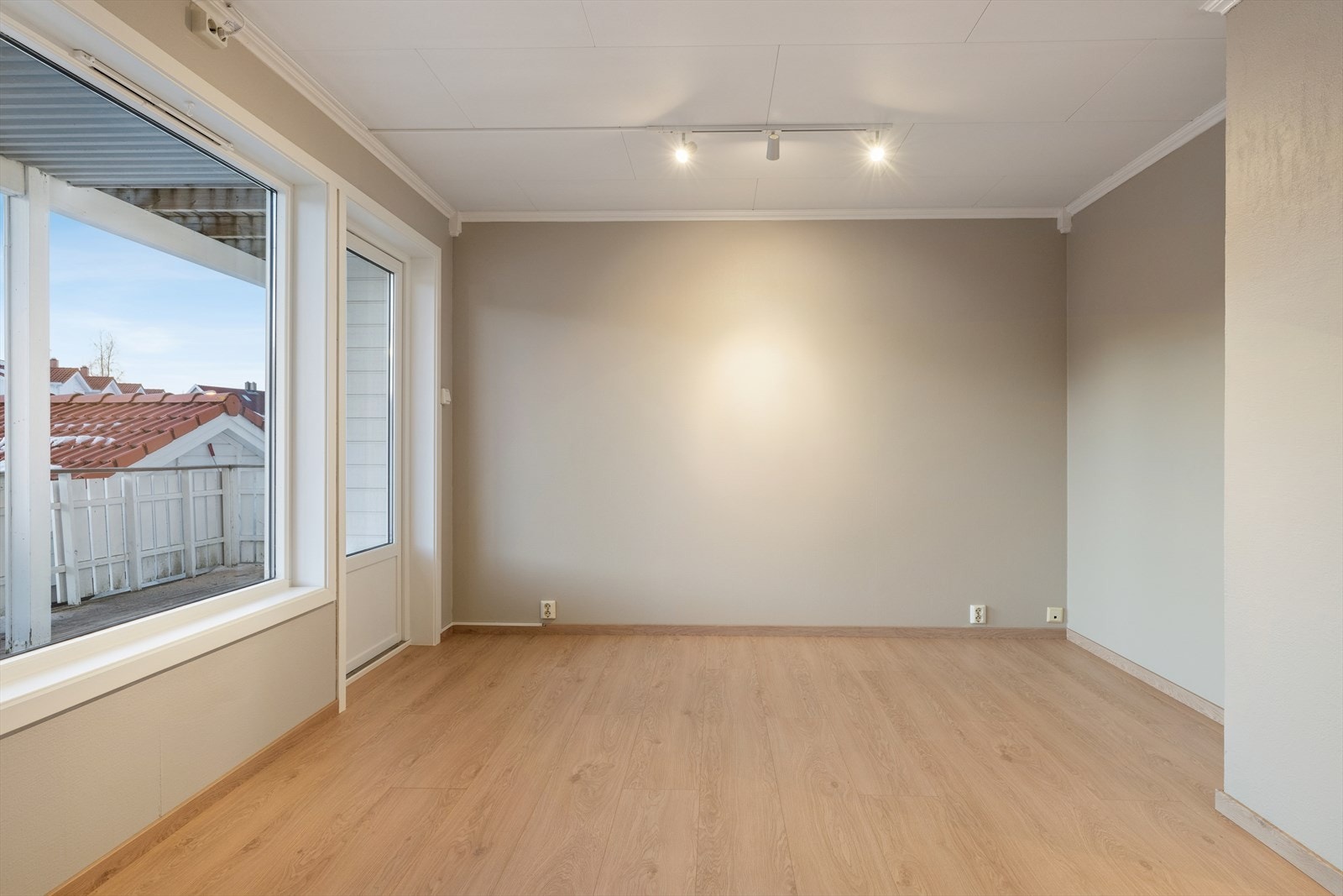 Stuen har god plass til både sofagruppe og spisebord. Galleribilde