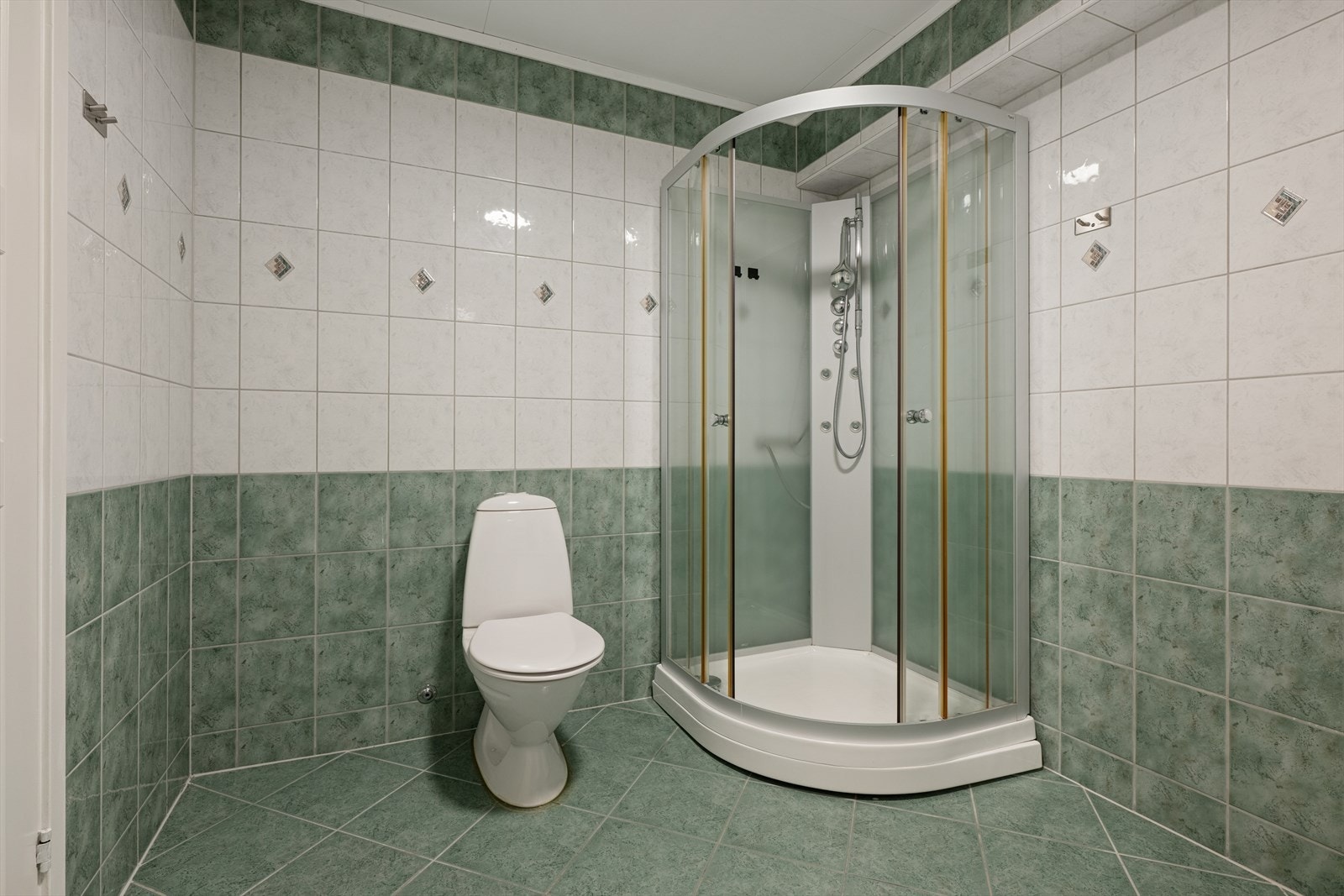 Badet er utstyrt med dusjkabinett, toalett og har opplegg for vaskemaskin. Galleribilde