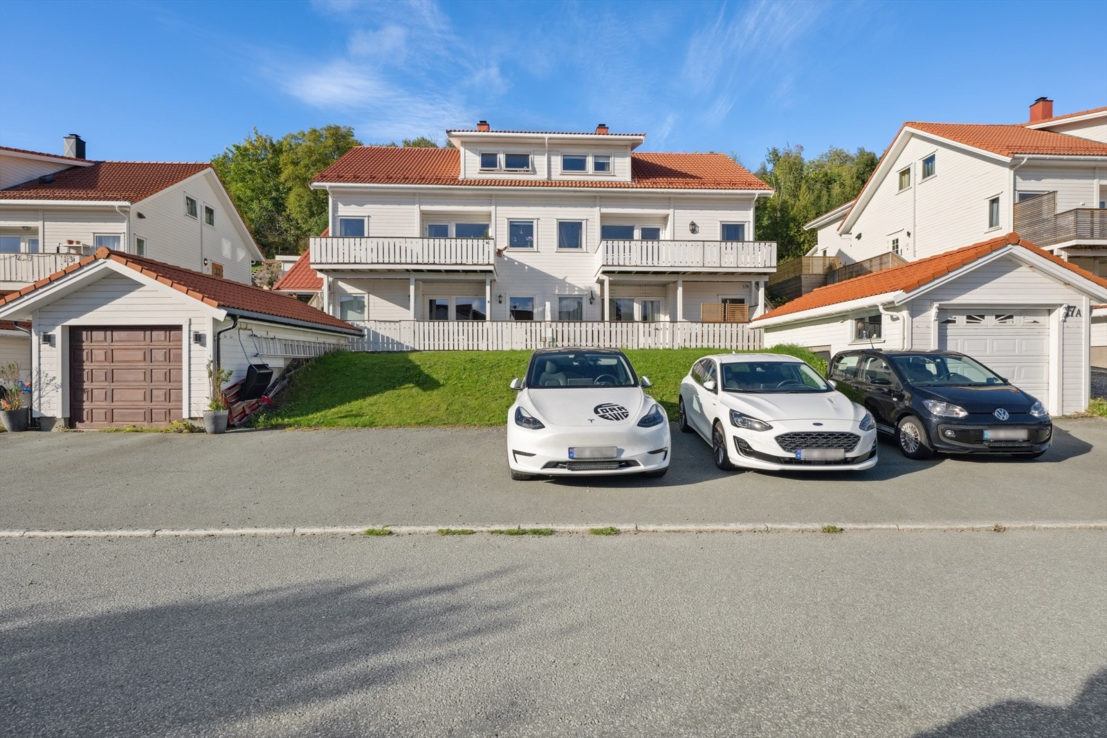 Beliggenheten er sentral med kort vei til sentrum, skoler og barnehager. Galleribilde