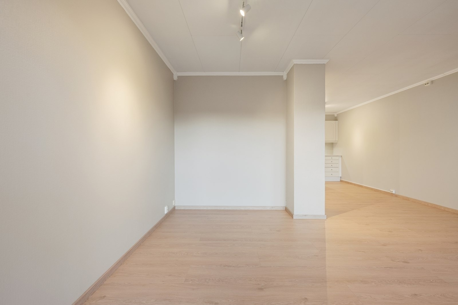 Veggene er tapetserte og taket har himlingsplater, som gir et enhetlig inntrykk. Galleribilde