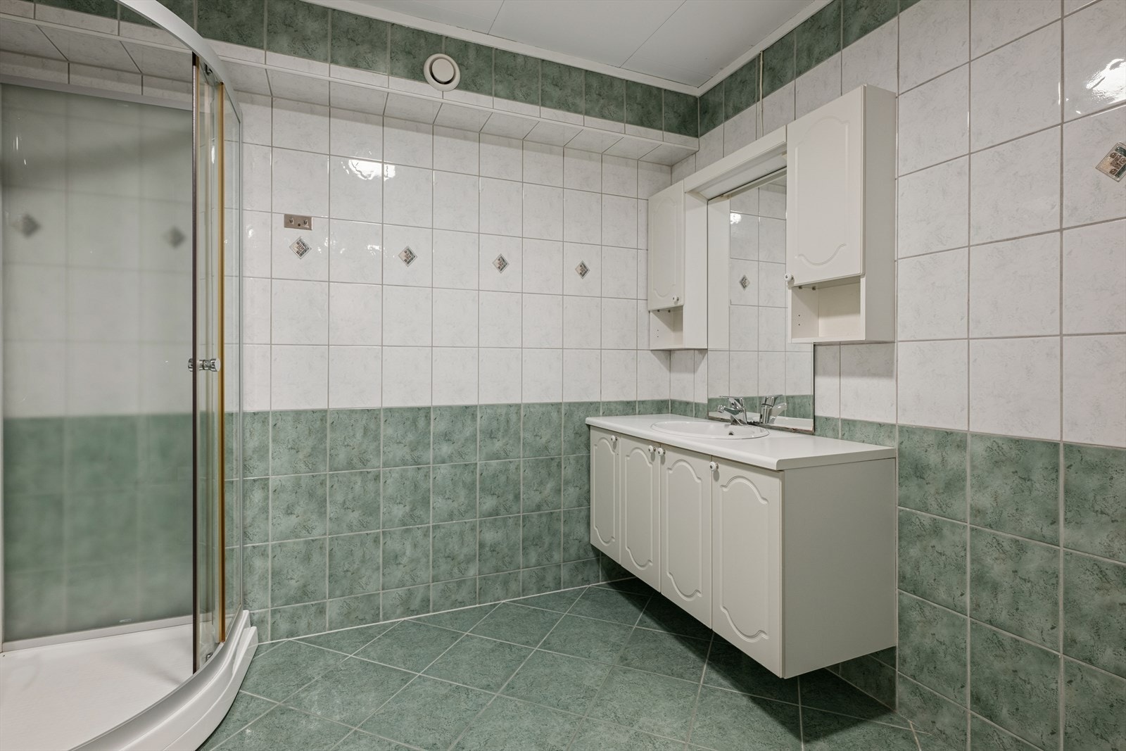 Badet har en praktisk utforming og god gulvplass. Galleribilde