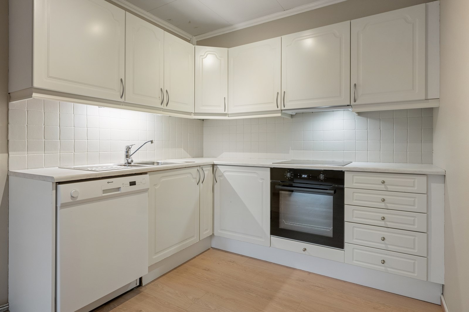 Kjøkkenet er utstyrt med nyere stekeovn fra 2022 og platetopp fra 2023. Galleribilde