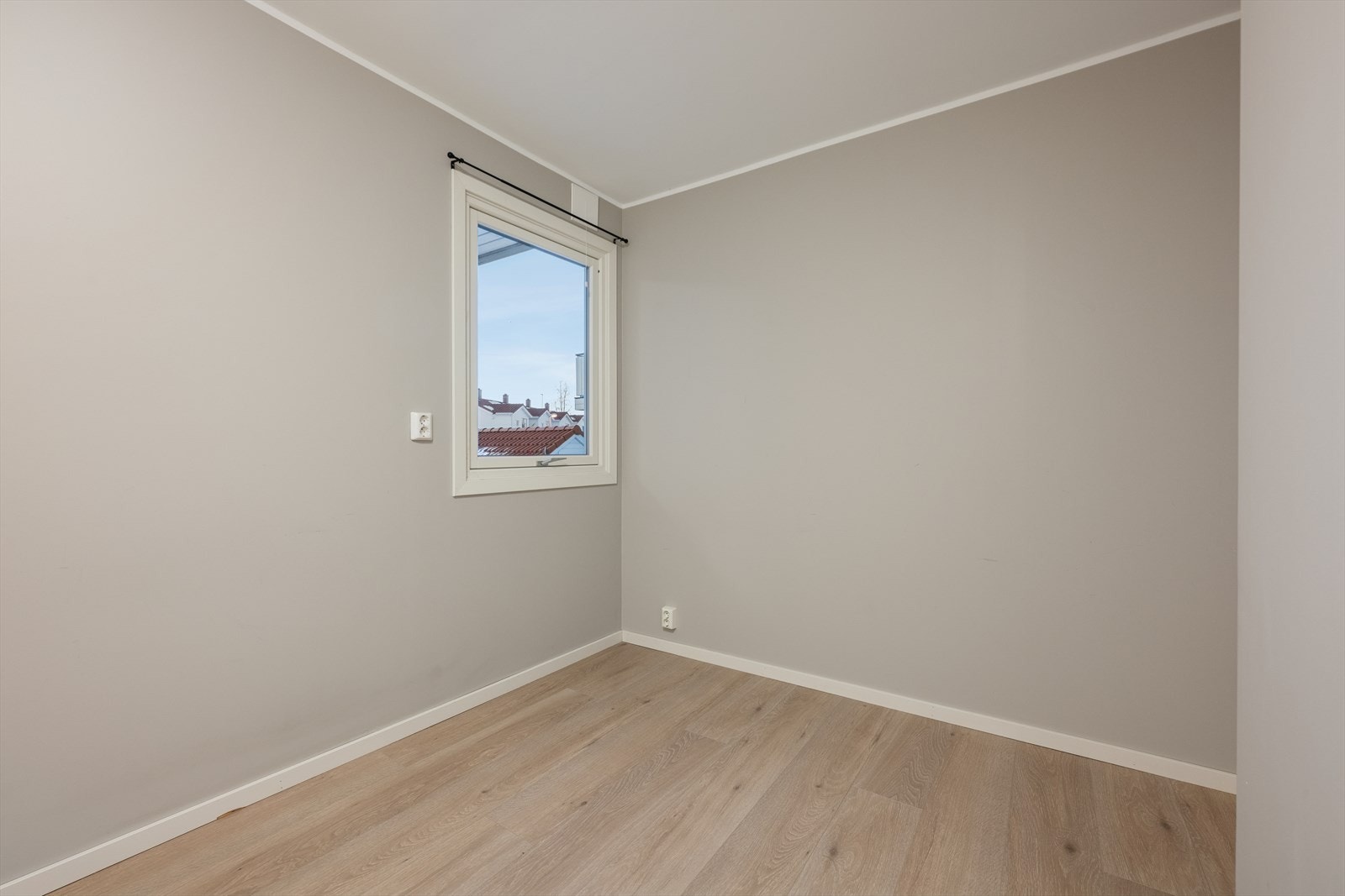 Også dette rommet har slitesterkt laminatgulv og gipset/sparklede vegger. Selger har tidligere innredet rommet som soverom, men det er ikke godkjent til dette i dag (se punkt "Ferdigattest" i salgsoppgaven). Galleribilde