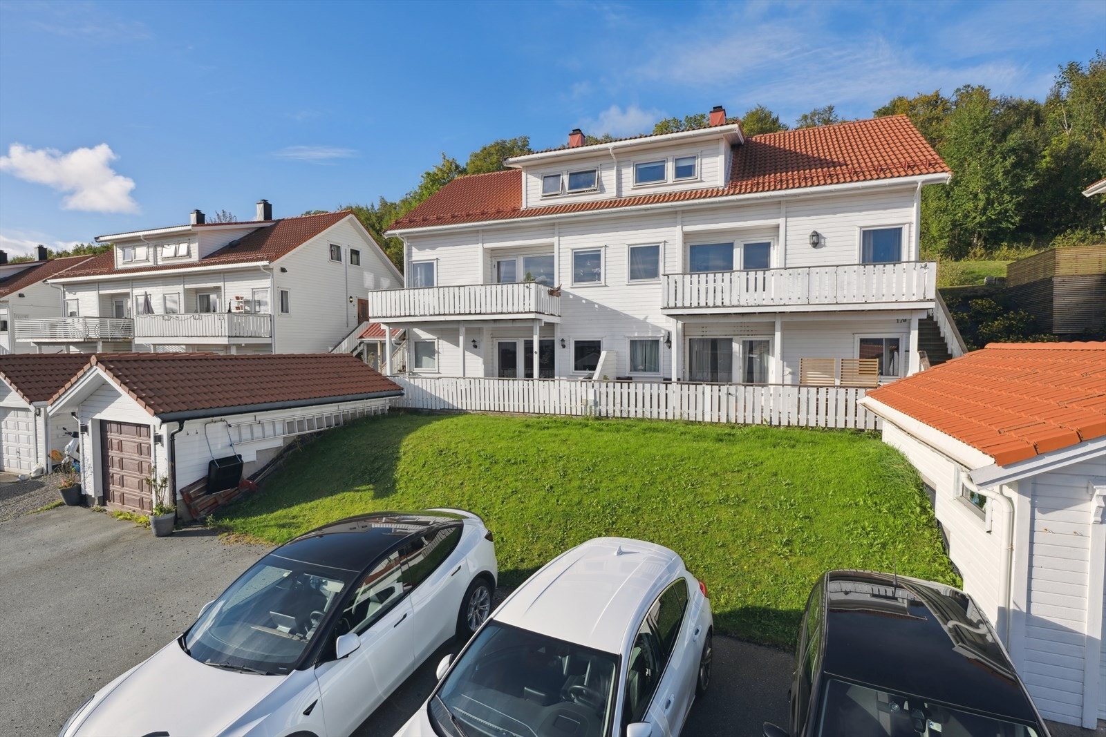 Det medfølger én dedikert parkeringsplass til leiligheten. Galleribilde