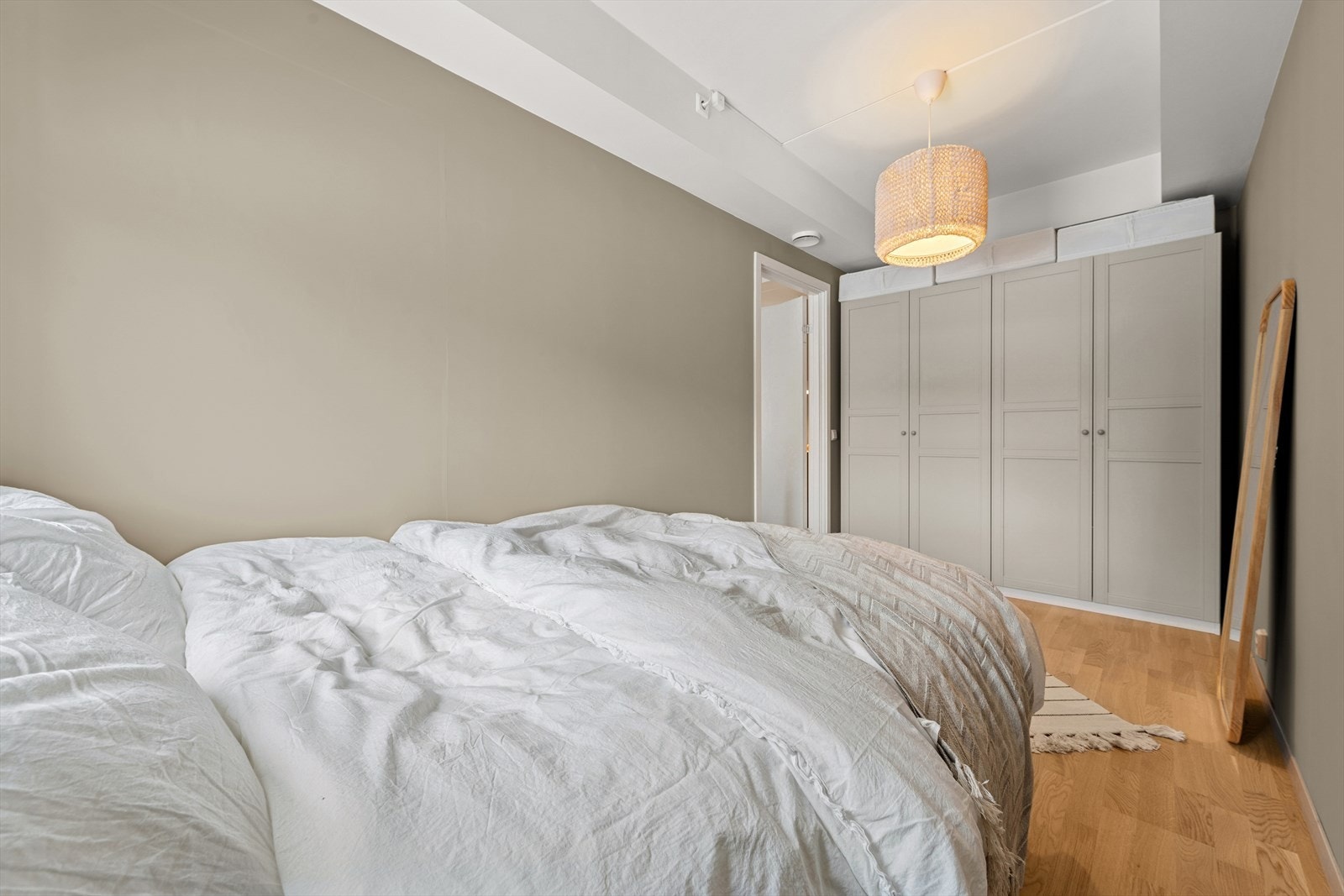 Innredet med stort garderobeskap som gir rikelig med oppbevaringsmuligheter. Galleribilde