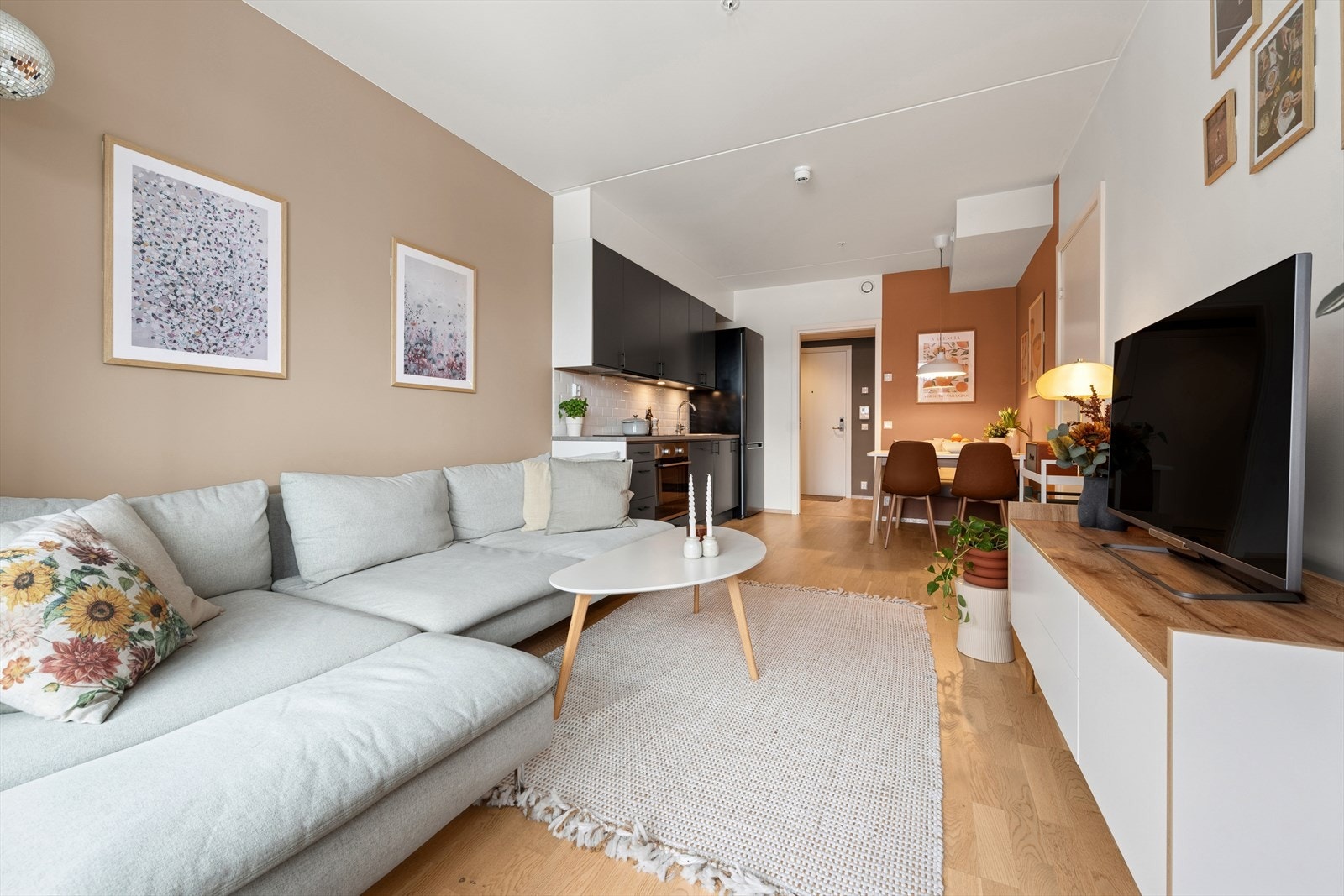 Åpen kjøkken- og stueløsning som utnytter plassen godt. Galleribilde