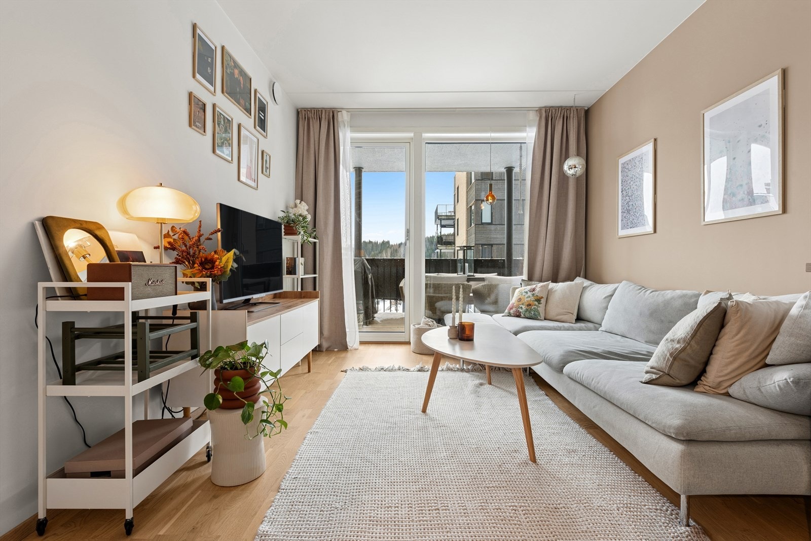 Stuen har god plass til sofa med tilhørende møblement. Med store vindusflater slippes det inn rikelig med sollys. Galleribilde