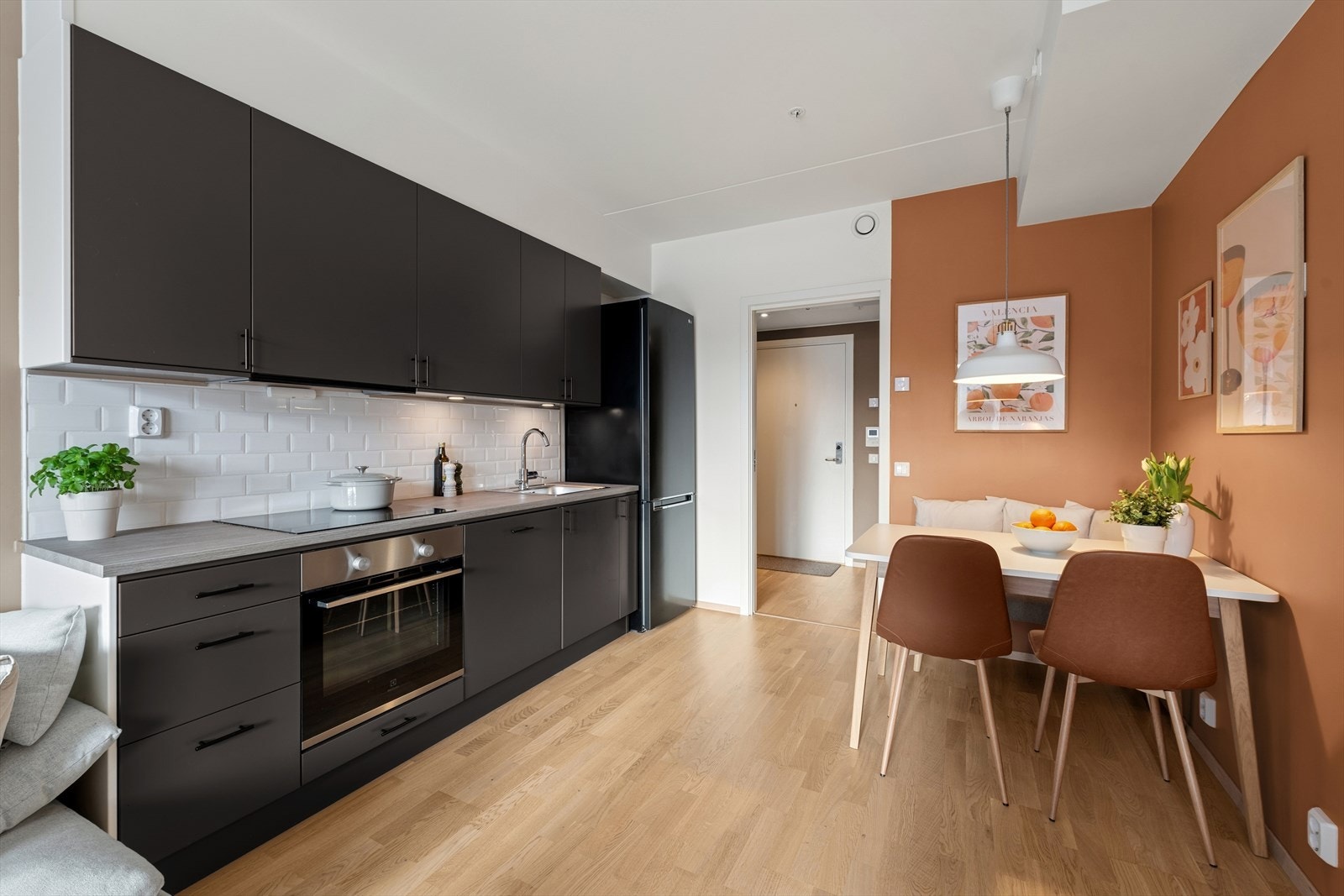 Kjøkkeninnredning i stilfull farge med glatte fronter og laminat benkeplate. Galleribilde