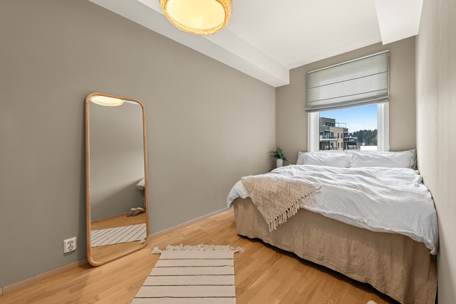 Soverommet er av god størrelse med plass til dobbeltseng. Malt i nøytral og behagelig farge. Galleribilde