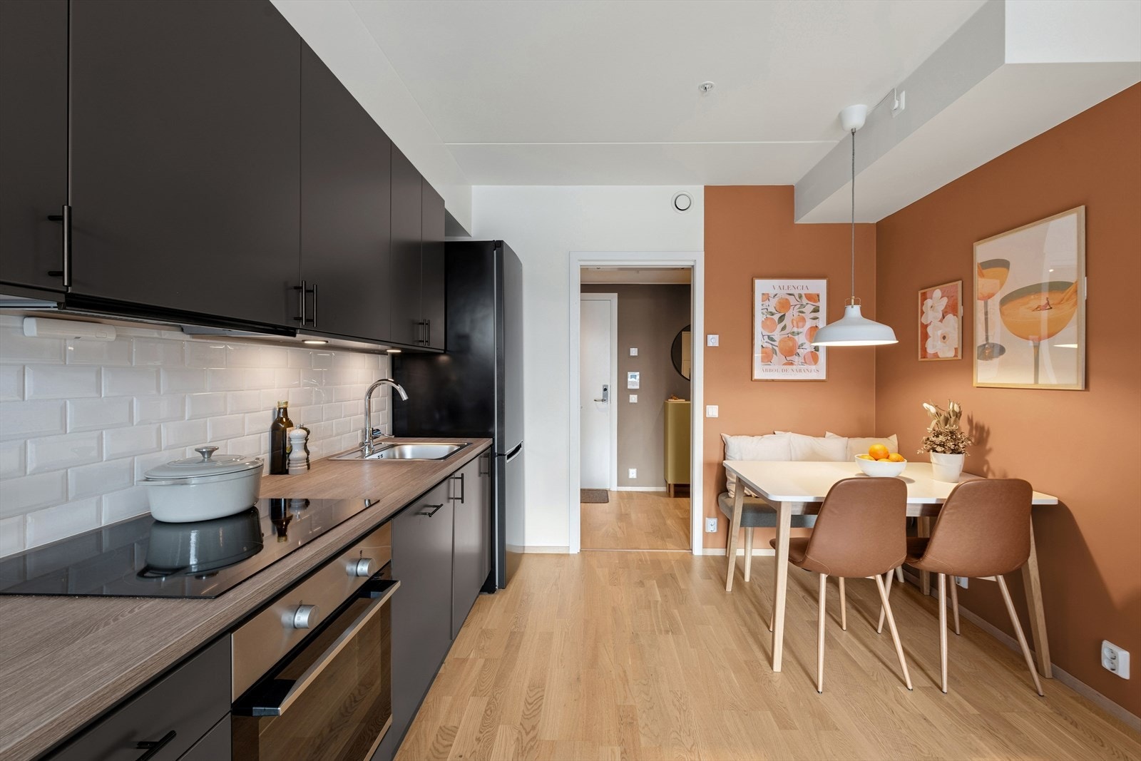 Naturlig krok til spisebord hvor hyggelige middager kan nytes. Galleribilde