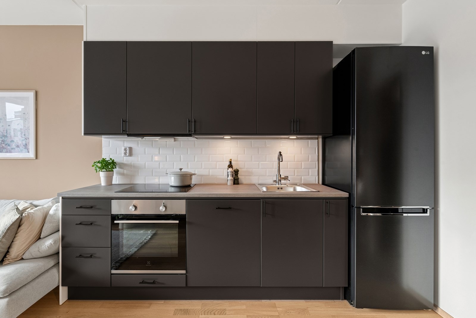 Kjøkkenet inneholder integrert platetopp, komfyr og oppvaskmaskin. Avtrekksvifte som er koblet via balansert ventilasjonsanlegg. Galleribilde