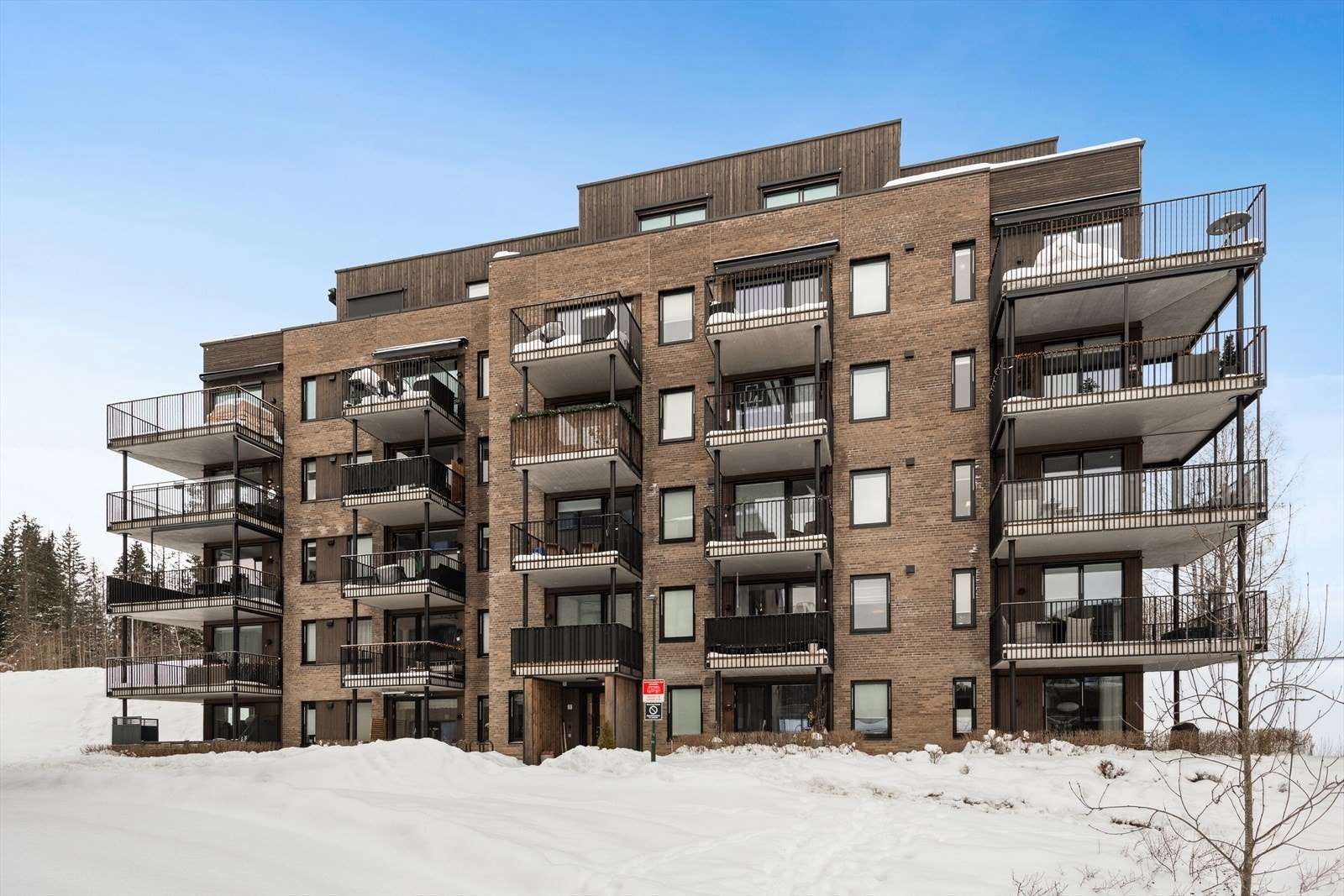 Leiligheten ligger i byggets 2. etasje. Galleribilde