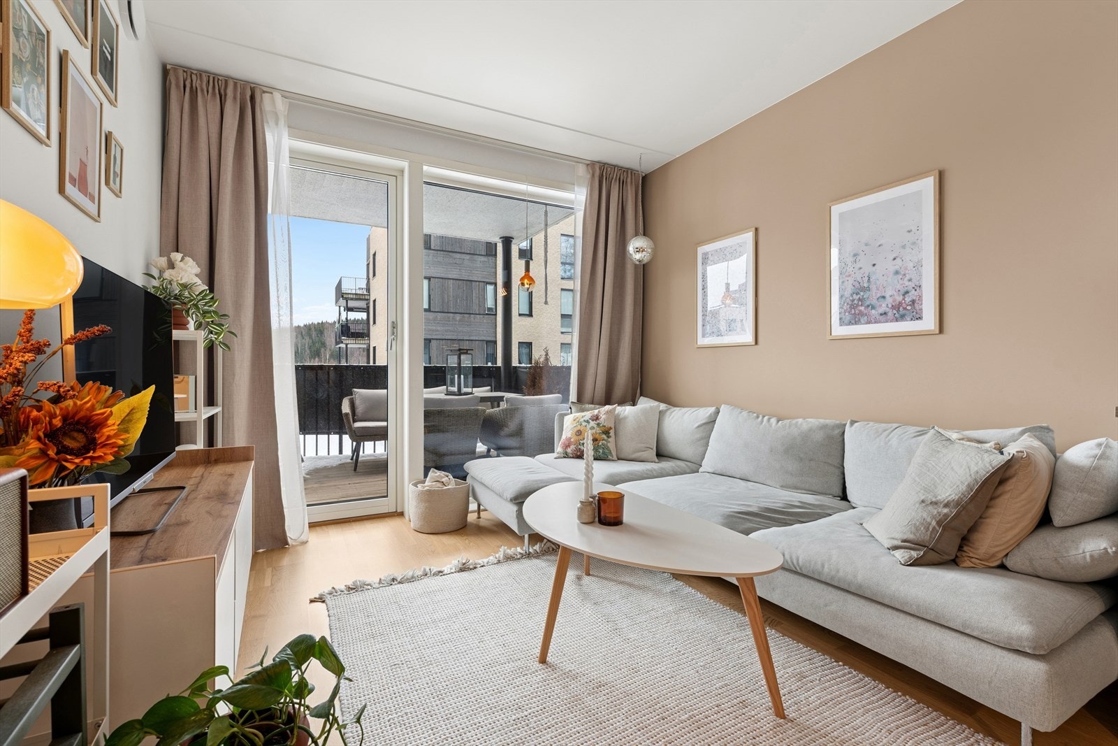 Flott 2-roms leilighet fra 2021 med praktisk planløsning og god standard. Galleribilde