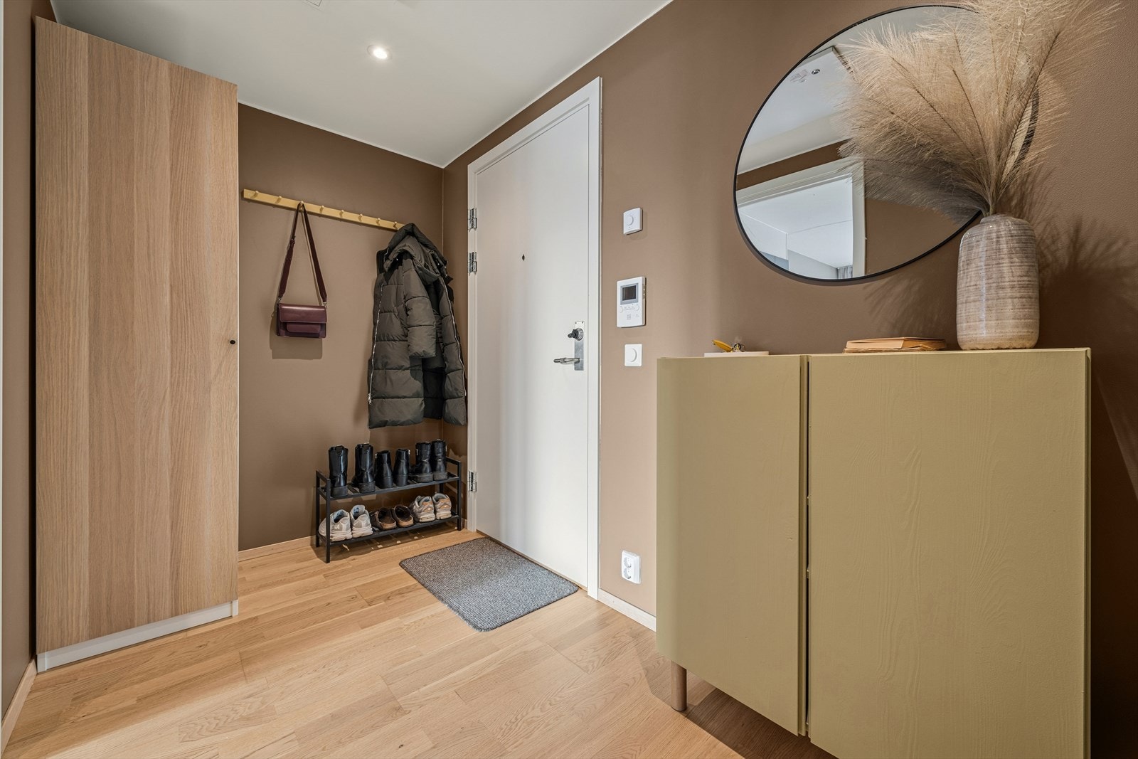 Velkommen inn! Gangen er romslig med god plass til å henge fra seg yttertøy. Galleribilde